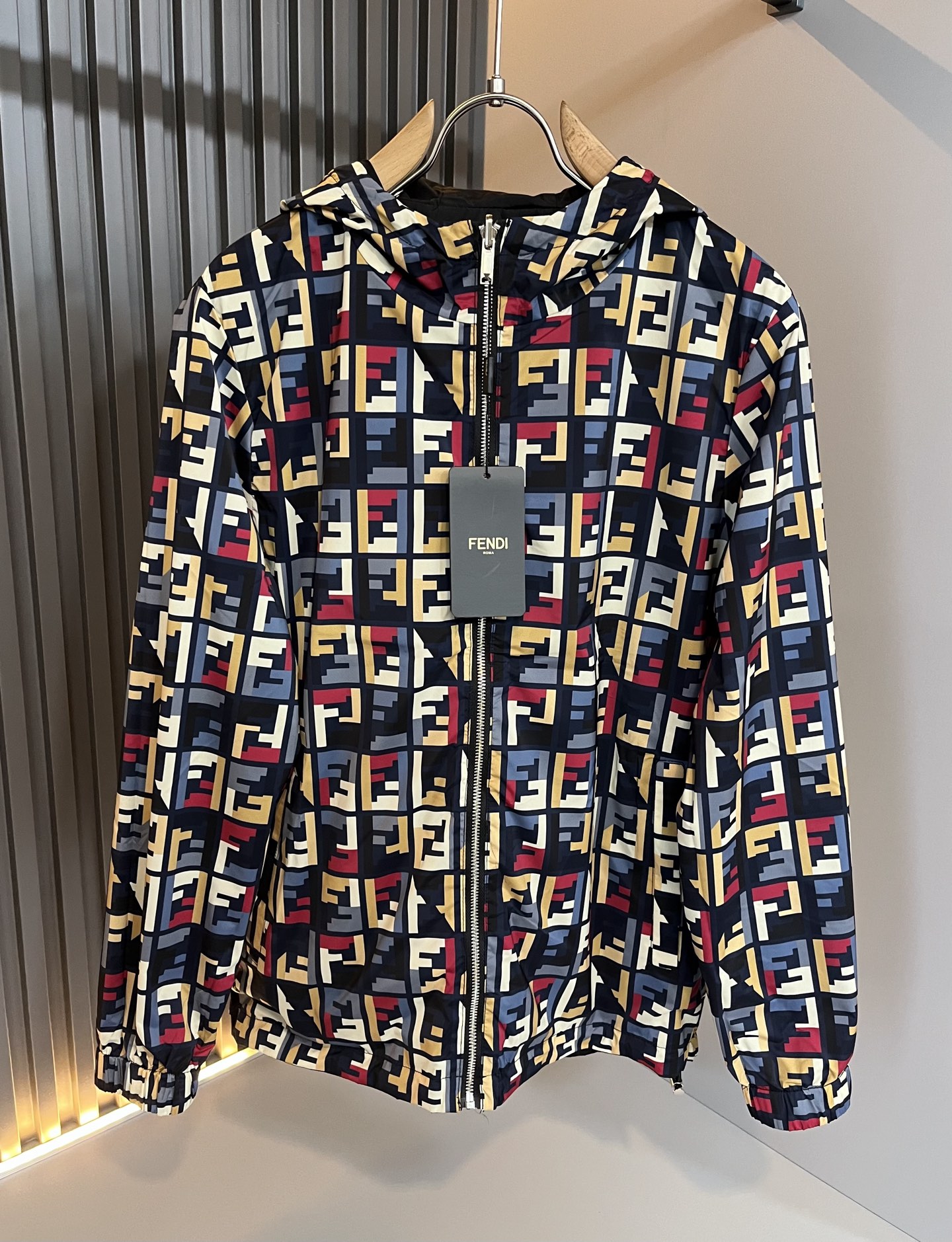 NO:528597,FEN*I Double-sided Jacket!  2025 autumn and winter new men's jacket, original Italian orders, popular FD family items, high-quality products with full representation and full of specifications, high-quality products that all FD fans are worth buying!  Pure Yidian channel orders, high-end and popular products from the FD family, very popular items at the moment, and the iconic letter FF logo pattern decoration!  High-end goods worth keeping and giving away to others!  The most classic BUGS series of styles in the FD family are trendy and beautiful, with a full sense of trend, with a very high sense of grade and specifications. It uses a very classic black and white two-color combination, giving people a strong visual impact and a very high recognition. The top exclusive polyester fiber fabric is created, with a soft, delicate and comfortable touch, and the quality is quite high-end and classy!  Perfectly interprets the charm of the brand and leaves a deep impression. It is more fashionable and charming. It has simple, elegant and fashionable upper body, and is even more stressful for outfits!  The inner wear alone is very delicious and beautiful scenery that cannot be ignored!  Size M-3XL, fendi,dior,jackets & coats,jackets & coats,alexander wang19860909FEN*I 芬*迪 双面夹克！2025秋冬新款男士夹克外套,意大利原厂订单,FD家族人气单品,代表性十足,规格感十足的精品,所有FD粉丝都值得抢购的精品！纯正意代渠道订单,FD家族的高奢人气爆款产物,当下十分火爆的单品,标志性字母FF标识logo图案修饰！值得自留和送人的高端货！FD家族最为经典的BUGS系列款式单品,新潮又好看,潮流气息感十足,档次规格感极高,并且采用十分经典的的黑白双色搭配,给人的视觉冲击感相当强烈,有着极高的辨识度,顶级专属聚酯纤维面料,打造,触感柔软细腻舒适,品相相当高级有档次！完美诠释品牌魅力,给人留下深刻印象.更具时尚与韵味,上身简约大方时尚,对于穿搭更是毫无压力！单穿内搭都极有味道,不可忽视的靓丽风景线！ 尺码M-3XL,,fendi,dior,jackets & coats,jackets & coats,alexander wang,Men's clothing