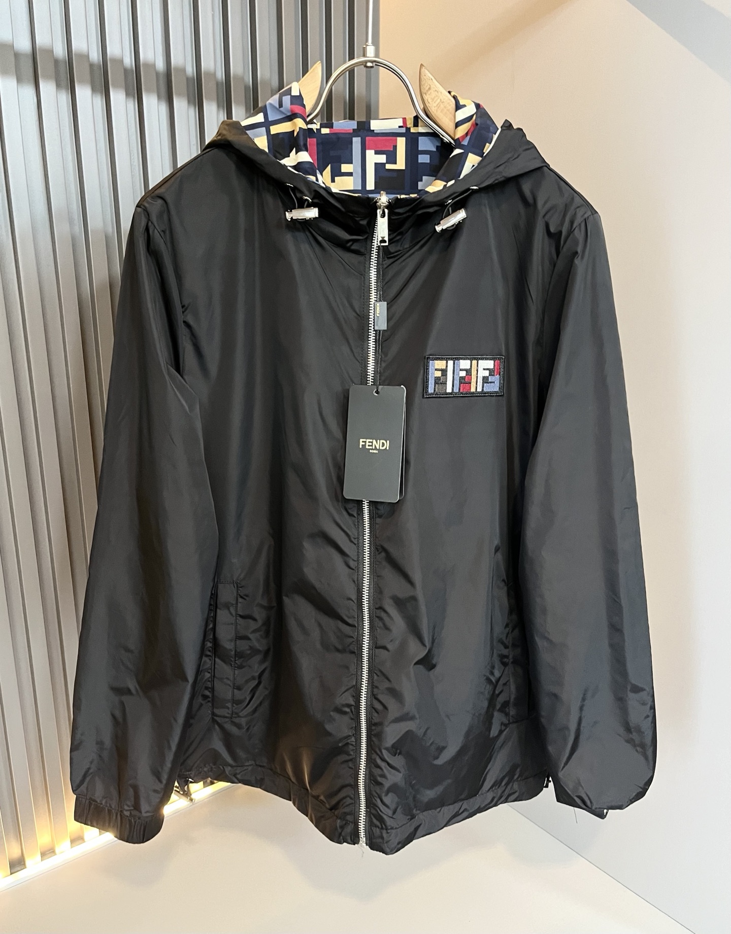 NO:528600,FEN*I Double-sided Jacket!  2025 spring and summer new men's jacket, original Italian orders, popular FD family items, high-quality products with full representativeness and full specifications, high-quality products that all FD fans are worth buying!  Pure Yidian channel orders, high-end and popular products from the FD family, very popular items at the moment, and the iconic letter FF logo pattern decoration!  High-end goods worth keeping and giving away to others!  The most classic BUGS series of styles in the FD family are trendy and beautiful, with a full sense of trend, and a very high sense of grade and specification. It uses a very classic black and white two-color combination, giving people a strong visual impact and a very high recognition. The top exclusive polyester fiber fabric is created, with a soft, delicate and comfortable touch, and the quality is quite high-end and classy!  Perfectly interprets the charm of the brand and leaves a deep impression. It is more fashionable and charming. It has simple, elegant and fashionable upper body, and is even more stressful for outfits!  The inner wear alone is very delicious and beautiful scenery that cannot be ignored!  Size M-3XL, fendi,dior,jackets & coats,jackets & coats,alexander wang19860909FEN*I 芬*迪 双面夹克！2025春夏新款男士夹克外套,意大利原厂订单,FD家族人气单品,代表性十足,规格感十足的精品,所有FD粉丝都值得抢购的精品！纯正意代渠道订单,FD家族的高奢人气爆款产物,当下十分火爆的单品,标志性字母FF标识logo图案修饰！值得自留和送人的高端货！FD家族最为经典的BUGS系列款式单品,新潮又好看,潮流气息感十足,档次规格感极高,并且采用十分经典的的黑白双色搭配,给人的视觉冲击感相当强烈,有着极高的辨识度,顶级专属聚酯纤维面料,打造,触感柔软细腻舒适,品相相当高级有档次！完美诠释品牌魅力,给人留下深刻印象.更具时尚与韵味,上身简约大方时尚,对于穿搭更是毫无压力！单穿内搭都极有味道,不可忽视的靓丽风景线！ 尺码M-3XL,,fendi,dior,jackets & coats,jackets & coats,alexander wang,Men's clothing