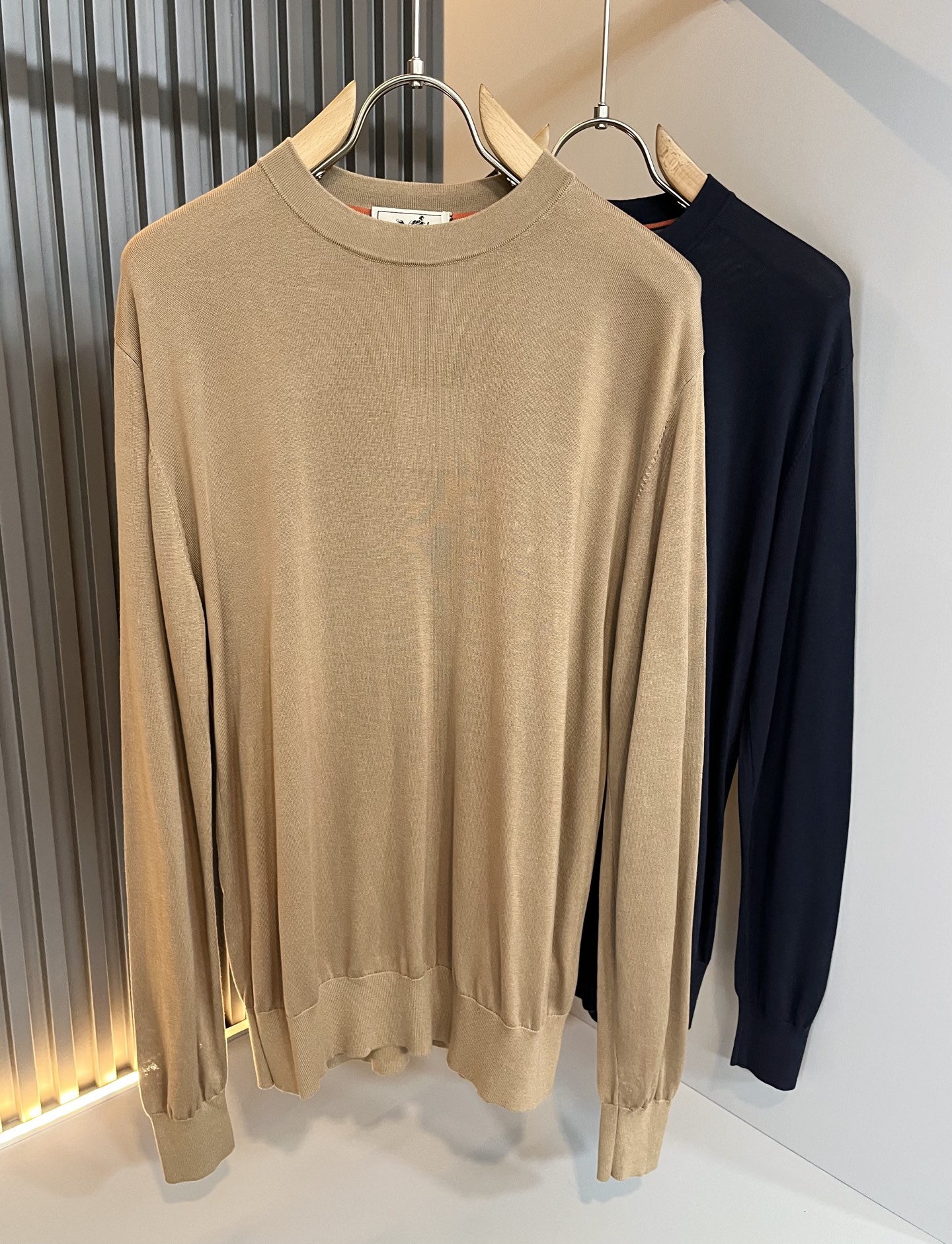 NO:527648,Her*mes AXS autumn and winter new men's sweater, a new upgraded versatile basic style, low-key and luxurious, and a choice of character!  Made of high-quality selected high-quality wool, it has super vertical performance, meticulous craftsmanship, extremely recognizable, showing the new brand micro-label culture!  Classic perfect design, precise and in place for cutting. Simple and atmospheric style, and can show fashionable charm in daily leisure life. Size M-3XL, alexander wang19860909Her*mes爱*仕秋冬新款男士针织衫,全新升级百搭基础款,低调奢华,品格之选！甄选优质精选优质羊毛打造而成,有着超强的垂直性能 工艺细致,辨识度极高,展现全新品牌微标文化！经典完美版型设计,在裁剪上精准到位.简约大气风格,又能在日常休闲生活中展现时尚魅力.尺码M-3XL,,alexander wang,Men's clothing