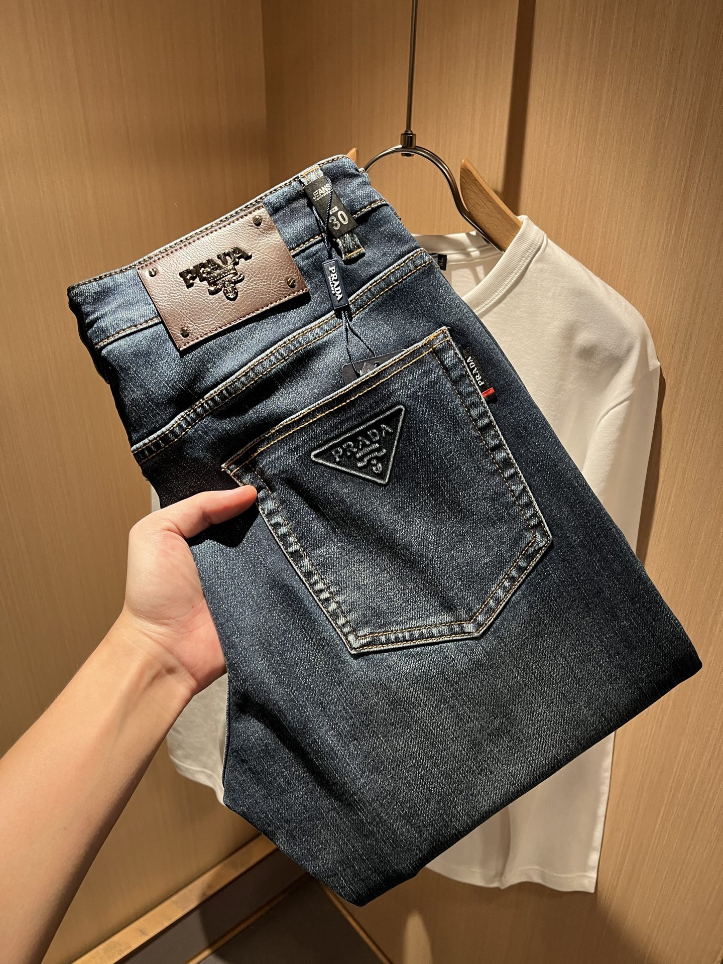 NO:524380,PRA*DA New autumn and winter products are on sale!  Denim is high-end, versatile and pragmatic, and not sensational!  Limited editions in Hong Kong, Macao and Taiwan!  !  Three-dimensional cut cotton material!  The Taiwan foreign trade company undertakes the exquisite and delicate materials, which seems to be Prada's patented high-quality custom-made original hardware logo design!  Not only in the material, color and style, the life philosophy behind the design just fits the dual mentality of modern people's pursuit of personal practicality and fashion aesthetics, and achieves a perfect balance between function and aesthetics. It is not only the display of fashion trends, but also the ultimate of modern aesthetics. P's vision does not limit the indispensable components of the core value of fashion brands, another alternative to mature styles and sizes 29-40, prada, prada, alexander wang19860909PRA*DA 普拉达 秋冬新品发售！牛仔高级百搭实用主义不哗众取宠！港澳台地区限定款！！立体裁剪纯棉材质！台湾外贸公司承接、材质精致细腻似乎是普拉达专利品质上乘 定制原版五金logo设计！不仅在材料、颜色与款式工夫,设计背后的生活哲学正巧契合现代人追求切身实用与流行美观的双重心态,在机能与美学之间取得完美平衡,不但是时尚潮流的展现,更是现代美学的极致.P的视野并没有局限时尚品牌核心价值中不可或缺的组成部分、的另一种选择替代风格成熟、尺码29-40,,prada,prada,alexander wang,Men's clothing