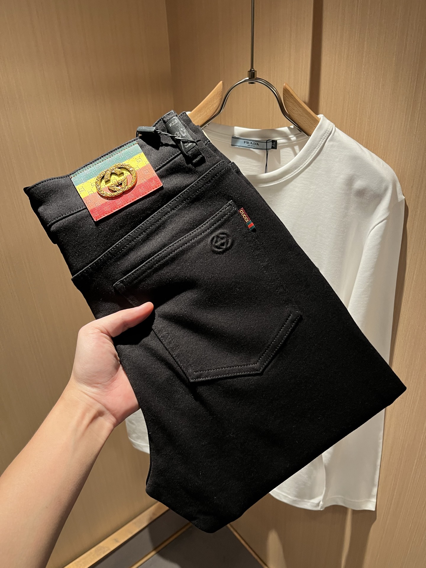 NO:524386,Guc* Gucci New autumn and winter products for men's high-end casual and versatile four-season commuting slim tailoring jeans!  For fans, such a grand classic design is enough to plant grass at a glance. It is the most handsome series of all jeans this year. I only need to take a look and know that this will definitely be a sensational hit, and it is popular on the Internet. The classic slim three-dimensional tailoring style is equipped with the latest logo pattern waist brand craft design!  Very representative waist brand modification!  It simply and easily demonstrates the charm of the brand, and naturally presents specifications, grades, fashion and trendy effects. It matches the performance to easily create a high-end and high-end effect!  The top imported Japanese washing cowboy is made of cotton, and it is comfortable and breathable, and has a natural drape, which is suitable for all year round outfits!  !  This jeans are made of three-dimensional cut and straight-fitting style. The magic and practical wearability of the single match are understandable. Whether you are wearing daily clothes or appearing on the high street, it is the best choice. It is super charming!  It also demonstrates the authentic BUR original flavor, and it also perfectly shows its specifications and rank!  Obviously, this is a big and powerful product that you must collect. You must collect this product and highly recommend it!  Size 30-40 37 39, burberry, gucci, jeans, alexander wang19860909Guc*古奇 秋冬新品男士高端休闲百搭四季通勤修身剪裁牛仔裤！对于粉丝来说,这样大气的经典设计足矣一眼种草,是今年所有牛仔裤当中最帅的一个系列,我只需要看一眼就知道,这绝对会是一个引起轰动的爆款,而且全网风靡,经典的修身立体剪裁版型打造,配置了最新的logo图案腰牌工艺设计！极具代表性腰牌修饰！简单轻松的彰显出品牌魅力所在,自然而然的呈现规格,档次,时髦以及新潮效果,搭配性能满分,轻松穿出高级感与高端效果！顶级的进口日本洗水牛仔棉质打造,并舒适透气感满分,且垂感自然,适合一年四季的穿搭所需！！此款牛仔裤采用了立体裁剪小直筒版型打造,其单配魔力与实穿性是无可厚非的,不管你是日常穿搭还是高街出镜都是不二之选,超具魅力！更是彰显了地地道道的的BUR原味,同时也是完美的展现了其规格和段位所在！很显然,这是一款绝对要收的重磅好货,此款你都必须要收,极力推荐的好货！尺码30-40 37 39,,burberry,gucci,jeans,alexander wang,Men's clothing