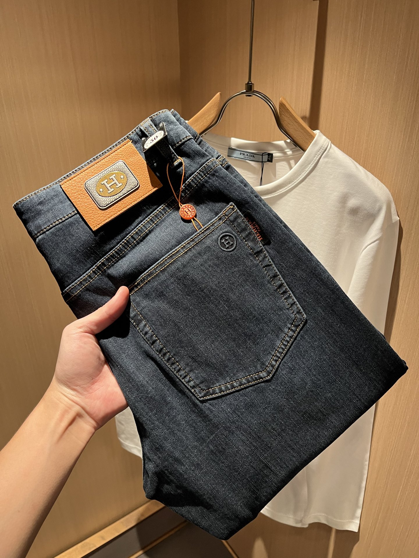 NO:524383,HERM*S AXS Autumn and Winter Men's High-end Tanning Washed Small Straight Jeans Overseas Trading Company Channel Orders!  Men's slim straight jeans!  Shanghai Henglong store is on sale!  It is high-end, simple, and has exquisite craftsmanship and materials. It is very rigorous and demanding in pursuit of quality. It uses every detail to prove its brand image!  The typical essence of H's home, with a very representative logo design!  The brand image of H's home is perfectly explained, and the signature leather brand is also quite amazing. It has built a brand LOGO, and the fabric has been perfectly transformed and sublimated. It has a heavy environmentally friendly plant enzyme washing process. The texture has a unique retro style and is quite outstanding. It is recognized as a universal and versatile color number and can withstand the test of any season.  Well-tailed, clean, refreshing and neat!  Size 29-40, hermes, jeans, alexander wang19860909HERM*S爱*仕 秋冬男士高端丹宁水洗小直筒牛仔裤 海外贸易公司渠道订单 ！男士修身直筒牛仔裤！上海恒隆店在售！高级、简约,工艺和用料方面都颇为考究,对于品质的追求非常严谨和苛刻,用每一个细节来力证自身品牌形象！H家的典型精髓,极具代表性标志logo腰牌设计！将H家的品牌形象完美阐释出来,招牌式的皮牌亦颇为惊艳,构建出品牌LOGO,面料得到完美蜕变和升华,重磅环保植物酵素水洗工艺,肌理有着独特的复古风格,相当出彩,公认的万能百搭色号,经得住任何季节的考验配色！剪裁精良,干净清爽且利落！尺码29-40,,hermes,jeans,alexander wang,Men's clothing