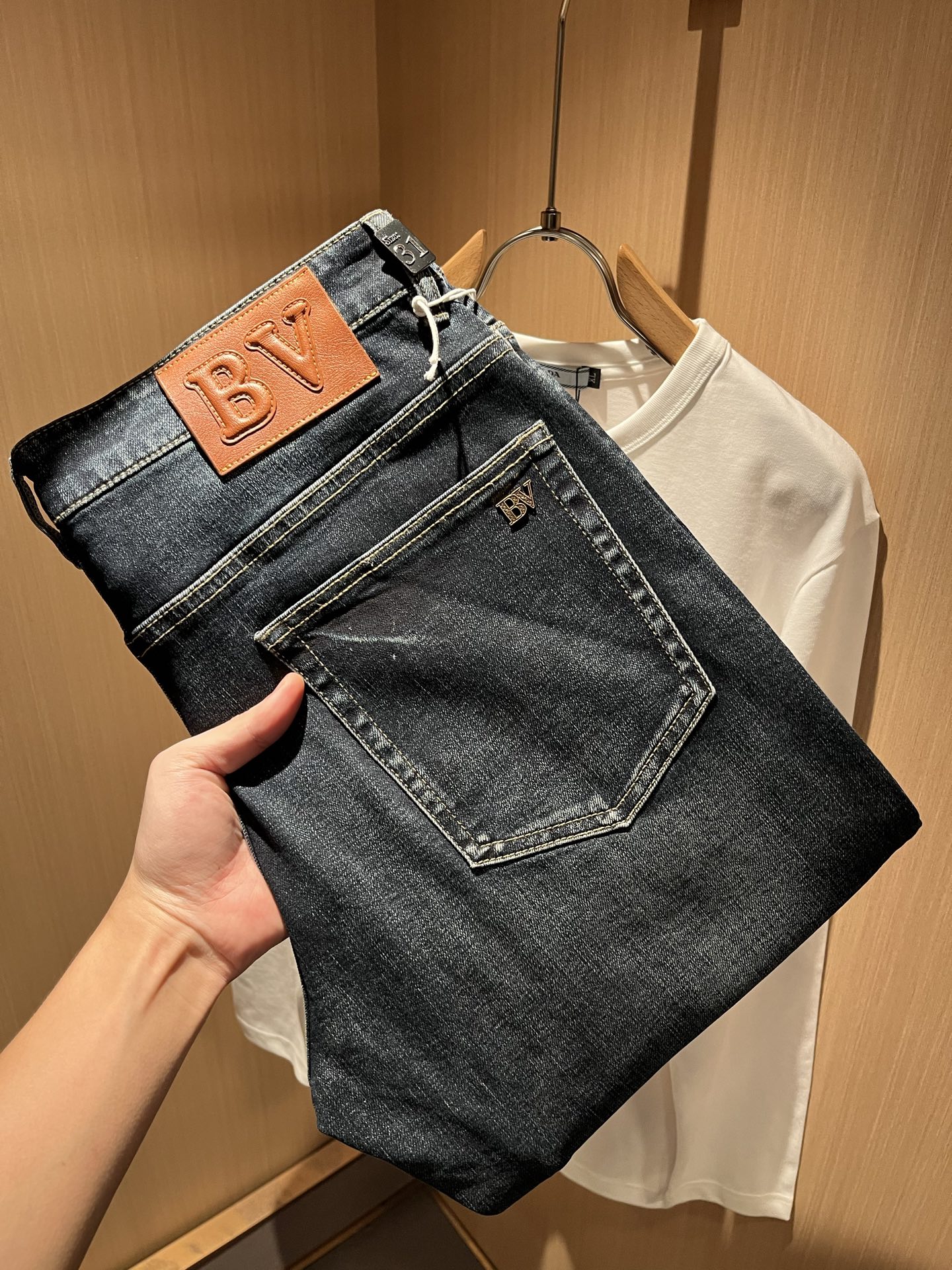NO:524384,BottegaVen*ta Baodian Home Trading Company Channel Order New Autumn and Winter Products Fashionable and Casual Washed Straight Jeans for Men Top Trading Company Products, High-end Limited Edition Top-quality Beef, Platinum-grade Perfect Quality, Directly Entering the counter, Extremely Awesome Jeans are a rare beauties in the industry in recent years. The quality craftsmanship and fabrics and accessories subvert the imagination, and the details are exquisite and exquisite. The heavyweight tannin fabric imported from Japan has become very outstanding after washing and grinding, creating an unruly and tough personality color, and a unique embossed logo waist brand design!  The pocket logo hardware logo adds a lot of points, clever and exquisite. The tailoring and design continue the Italian modern simplicity and ability, bringing the tone of fashion aesthetics to the extreme. Size 29-40, bottega veneta, jeans, alexander wang19860909BottegaVen*ta宝碟家 贸易公司渠道订单 秋冬新品男士时尚休闲水洗直筒牛仔裤 顶级贸易公司货,高端限量版极品牛货,白金级完美品相,直接入专柜性质,极为牛掰的一款牛仔裤,是业界近年罕见的尤物,品质工艺与面料、辅件颠覆想象,细节相当精湛考究,日本进口重磅级丹宁面料,经过水洗打磨工艺变得非常出彩,塑造出不羁和硬朗的个性色彩,独特压花logo腰牌设计！口袋标志五金logo加分不少,巧妙而精致,剪裁与设计延续了意式的现代简洁与干练,将时装美学的基调发挥到极致.尺码29-40,,bottega veneta,jeans,alexander wang,Men's clothing