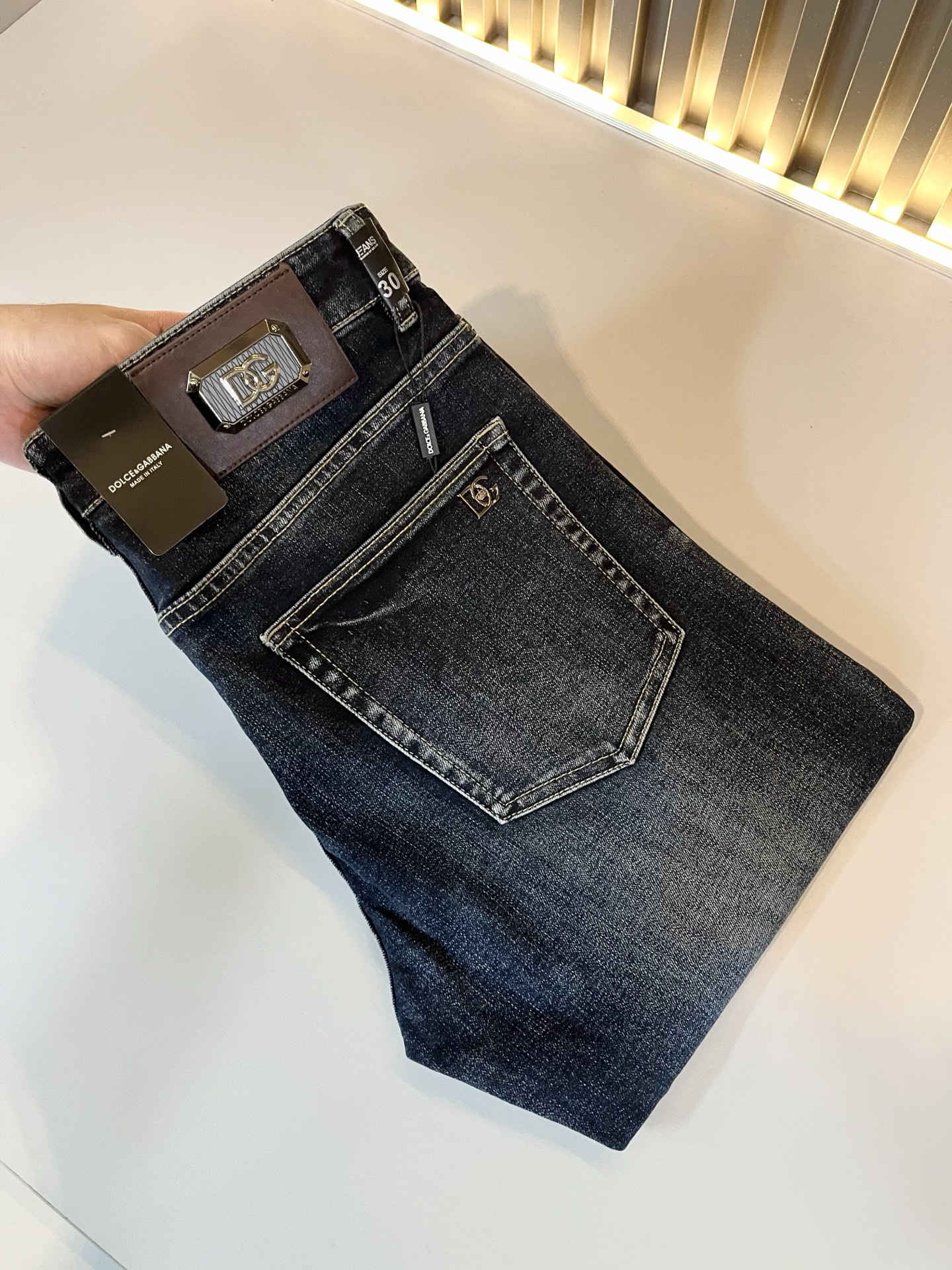 NO:524297,Dolce & Dolce*na's new autumn and winter jeans, naturally washed and not easily deformed and decolorized, three-dimensional tailoring perfectly shaped fabric, comfortable and soft, and casually matched, comfortable means its interpretation of fashion and leisure. DG's consistent style reflects the brand's pursuit of quality, with a bit of hedonist flavor, pays great attention to details, likes everything that is not formulaic, pursues freedom, Dolce & GABB*NA's style is very unique. At the beginning of the business, it insists on making plates and designing logo logo waist brand design!  For the fashion industry that paid attention to the show at that time, it was quite unique. Size 29-40, Dolce & Gabbana, Dolce & Gabbana, jeans, alexander wang19860909Dolce & 杜嘉*纳 秋冬新品牛仔裤,水洗处理自然不易变形脱色、立体剪裁完美塑形面料质舒适柔软随意搭配、舒适代表它对时尚休闲的诠释是DG一贯作风细节处体现这个品牌对品质的追求,带点享乐主义者的味道,非常注重细节,喜欢一切非公式化的东西,追求自由杜嘉班纳 (DOLCE&GABB*NA) 的作风非常独特,创业之初坚持自己制版、设计标识logo腰牌设计！对于当时讲究排场的时装界,是相当独树一格的.尺码29-40,,Dolce&Gabbana,Dolce&Gabbana,jeans,alexander wang,Men's clothing