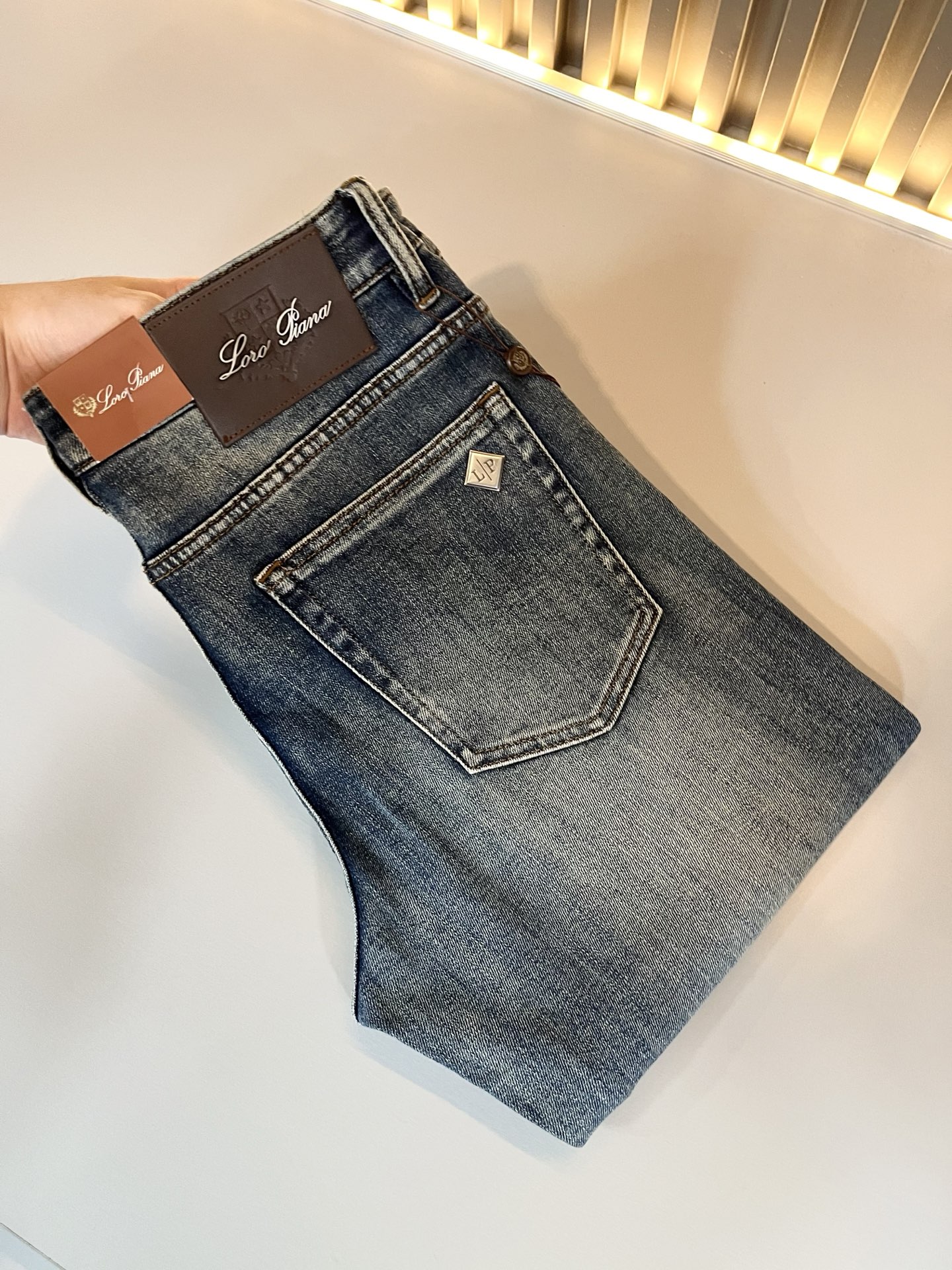 NO:524300,Loro Piana Nouyou Pianya, new autumn and winter men's fashion high-end casual pants, Hong Kong foreign business channel products, original Japanese products, pure blood quality, perfectly continues the essence and genes of LP home. From the main fabric to the detailed craftsmanship, all show the ingenuity of quality, use multiple brand elements to interpret, and choose precious cowhide material to build a logo waist brand leather design!  Identity manifestation that belongs to the soul!  Customer-supplied high-end imported pure cotton fabrics, very high-end and fashionable detailed craftsmanship, red ear cloth is completed by a specific antique loom. This element represents the identity and rank of jeans, which is very worthy of careful appreciation!  In terms of matching, it is invincible and explains the versatility in place, with ingenious details and exquisite accessories. The auxiliary materials are all provided by foreign merchants. They are tailored and slim, and the upper body is lifted with an excellent effect. They are a styling item that is hard to come by!  Size 29-40, loro piana, loro piana, jeans, cowhide, alexander wang19860909Loro Piana诺悠翩雅 秋冬新品男士时装款高端休闲裤,香港洋行渠道货,日本原厂出品,纯血统品质,完美延续了LP家的精髓与基因,从主体面料到细节工艺,无不彰显出品质的匠心所在,运用多个品牌元素标识来诠释,选取矜贵的牛皮材质构建logo腰牌皮革设计！属于灵魂式的身份彰显！客供高级进口的纯棉面料,非常高级且时髦的细节工艺,赤耳布是由特定古董织布机完成,此元素代表着牛仔裤的身份及段位,非常值得细品悦人！在搭配上所向无敌,把百搭阐释到位,细节匠心考究,辅料皆为外商客供,剪裁合体修身,上身提臀效果绝佳,可遇而不可求的造型单品！尺码29-40,,loro piana,loro piana,jeans,cowhide,alexander wang,Men's clothing