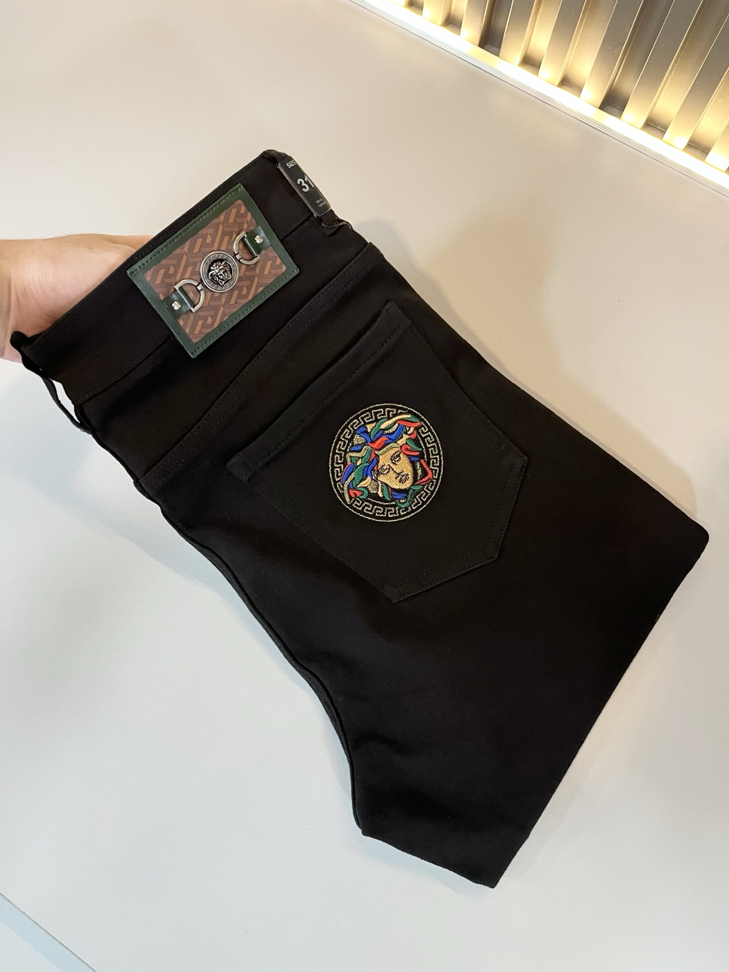 NO:524299,Versa*e Fan*zhe, a new autumn and winter classic men's casual jeans, produced by OEM, exported to European and American orders, and is available for sale at the same time as the official cabinet!  !  Customers supply Turkish denim, soft texture and comfortable to wear, the fabric has been washed and polished with heavy industry, giving it a more fashionable personality. Medusa avatar logo waist brand design!  Pocket brand logo embroidery design!  Show off a modern attitude with unrestrained personality and highlight the recognition of the brand!  The details are perfectly crafted, with a small straight and natural slim fit, and the upper body effect is particularly good. It is a really difficult jeans!  !  Size 30-40, versace, jeans, alexander wang19860909Versa*e范*哲 秋冬新款经典男士休闲牛仔裤、代工厂出品,出口欧美订单,官柜同步发售！！客供土耳其牛仔布、质地柔软、穿着舒适,面料经重工洗水打磨、呈现个性更时尚.美杜莎头像logo腰牌设计！口袋品牌logo刺绣设计！彰显个性不羁的摩登态度.突出品牌的辨识度！细节做工完美,小直筒、自然修身版型,上身效果特别棒,真正难的一款牛仔裤！！尺码30-40,,versace,jeans,alexander wang,Men's clothing