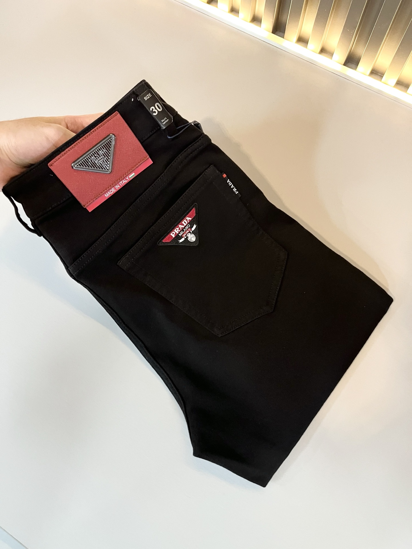 NO:524298,PRA*DA New autumn and winter products are on sale!  Denim is high-end, versatile and pragmatic, and not sensational!  Limited editions in Hong Kong, Macao and Taiwan!  !  Three-dimensional cut cotton material!  The Taiwan foreign trade company undertakes the exquisite and delicate materials, which seems to be Prada's patented high-quality custom-made original hardware logo design!  Not only in the material, color and style, the life philosophy behind the design just fits the dual mentality of modern people's pursuit of personal practicality and fashion aesthetics, and achieves a perfect balance between function and aesthetics. It is not only the display of fashion trends, but also the ultimate of modern aesthetics. P's vision does not limit the indispensable components of the core value of fashion brands, another alternative to mature styles and sizes 29-40, prada, prada, alexander wang19860909PRA*DA 普拉达 秋冬新品发售！牛仔高级百搭实用主义不哗众取宠！港澳台地区限定款！！立体裁剪纯棉材质！台湾外贸公司承接、材质精致细腻似乎是普拉达专利品质上乘 定制原版五金logo设计！不仅在材料、颜色与款式工夫,设计背后的生活哲学正巧契合现代人追求切身实用与流行美观的双重心态,在机能与美学之间取得完美平衡,不但是时尚潮流的展现,更是现代美学的极致.P的视野并没有局限时尚品牌核心价值中不可或缺的组成部分、的另一种选择替代风格成熟、尺码29-40,,prada,prada,alexander wang,Men's clothing