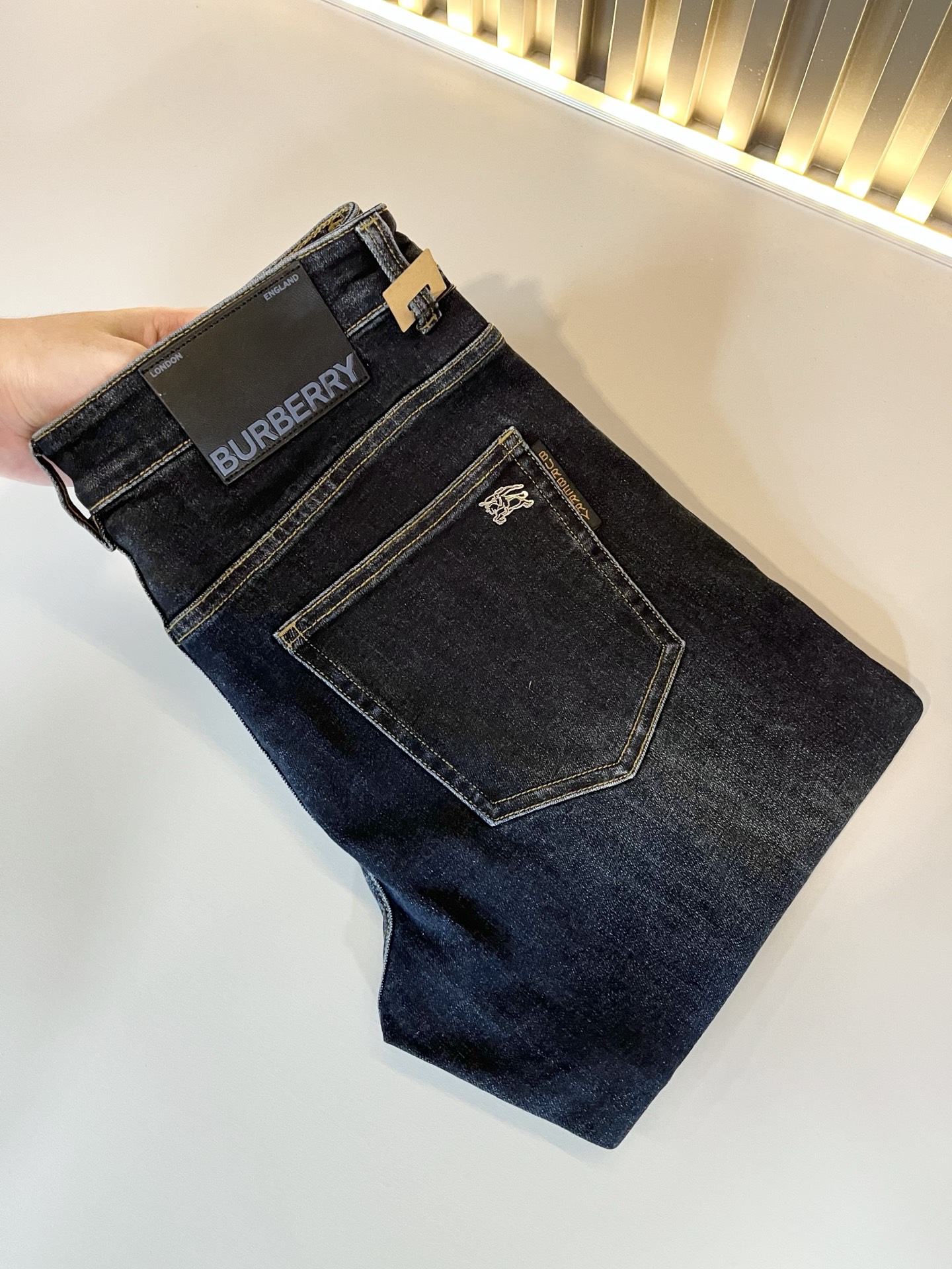 NO:524296,BURBER*Y Ba*li New autumn and winter high-end casual and versatile jeans for men!  For BUR fans, such a grand classic design is enough to plant grass at a glance. It is the most handsome series among all BUR jeans this year. I only need to take a look and know that this will definitely be a hit product that has caused a sensation, and it is popular on the Internet. The classic slim three-dimensional tailoring style is equipped with the latest logo pattern waist brand craft design!  Very representative waist brand modification!  It simply and easily demonstrates the charm of the brand, and naturally presents specifications, grades, fashion and trendy effects. It matches the performance to easily create a high-end and high-end effect!  The top imported Japanese washing cowboy is made of cotton, and it is comfortable and breathable, and has a natural drape, which is suitable for all year round outfits!  !  This jeans are made of three-dimensional cut and straight-fitting style. The magic and practical wearability of the single match are understandable. Whether you are wearing daily clothes or appearing on the high street, it is the best choice. It is super charming!  It also demonstrates the authentic BUR original flavor, and it also perfectly shows its specifications and rank!  Obviously, this is a big and powerful product that you must collect. Whether you are a fan of BUR or not, you must collect this product and highly recommend it!  Size 29-40, Burberry, jeans, alexander wang19860909BURBER*Y巴*莉 秋冬新品男士高端休闲百搭牛仔裤！对于BUR粉丝来说,这样大气的经典设计足矣一眼种草,是今年BUR所有牛仔裤当中最帅的一个系列,我只需要看一眼就知道,这绝对会是一个引起轰动的爆款,而且全网风靡,经典的修身立体剪裁版型打造,配置了最新的logo图案腰牌工艺设计！极具代表性腰牌修饰！简单轻松的彰显出品牌魅力所在,自然而然的呈现规格,档次,时髦以及新潮效果,搭配性能满分,轻松穿出高级感与高端效果！顶级的进口日本洗水牛仔棉质打造,并舒适透气感满分,且垂感自然,适合一年四季的穿搭所需！！此款牛仔裤采用了立体裁剪小直筒版型打造,其单配魔力与实穿性是无可厚非的,不管你是日常穿搭还是高街出镜都是不二之选,超具魅力！更是彰显了地地道道的的BUR原味,同时也是完美的展现了其规格和段位所在！很显然,这是一款绝对要收的重磅好货,不管你是不是BUR的粉丝,此款你都必须要收,极力推荐的好货！尺码29-40,,burberry,jeans,alexander wang,Men's clothing