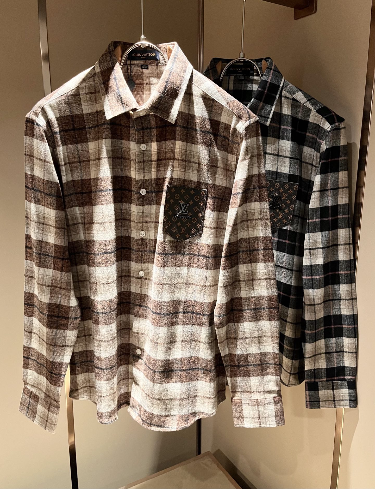 NO:524330,Louis Vuit*on Louis Vuit*on New light luxury men and women's shirts for autumn and winter, the new high-end of the Louis family, the details and quality are always flawless, customized original poplin cotton fabric!  Leather design with letter logo pattern on chest!  If you don’t buy a few Louis items this spring, you are not considered a fashion expert. It interprets Louis’ iconic elements, which are really something that everyone loves. It is super soft and tough, and has excellent breathability. It comes from world-class trade-level OEM channels, with extremely rare quantity and no help after selling out. It is clean and neat. This is the special skill of the Louis family and the latest craftsmanship this quarter. The degree of meticulousness has reached the top, and the loose three-dimensional tailoring design is a unique one. It is a fusion of luxury and fashion!  Size M-4XL, louis vuitton,louis vuitton,alexander wang19860909Louis Vuit*on 路易*登 秋冬新款轻奢男女同款衬衣,路易家族的新高端,细节品质永远的那么完美无瑕,定制原版府绸棉面料！胸前字母logo图案皮革设计！今年春季节没有入手几件路易你算不上时尚达人.诠释路易的标志性元素,实属人见人爱的东西.超级柔软且具有韧性,透气感也是绝佳.来自世界级贸易级别的代工厂渠道,数量极其稀少售完无补.干净俐落.这是路易家族的看家绝活也是本季度的最新工艺.细致化程度已经达到顶端了,宽松立体剪裁的版型设计堪称一绝.属于奢华与时尚的融合！尺码M-4XL,,louis vuitton,louis vuitton,alexander wang,Men's clothing