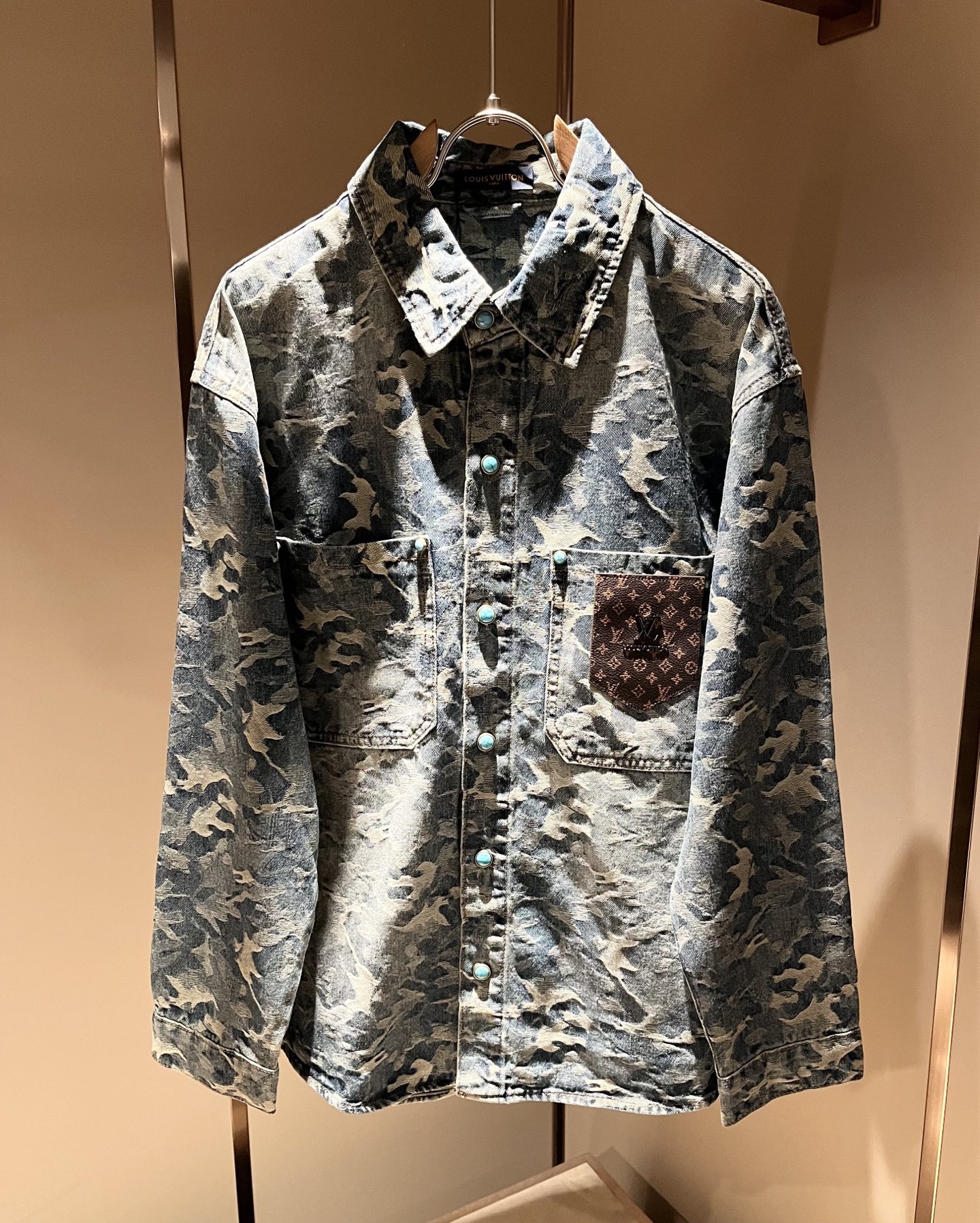 NO:528634,Louis Vuit*on 2025 autumn and winter new light luxury men and women's same denim shirt style, the new high-end of the Louis family, the details and quality are always flawless, customized original washing cowboy fabric!  Creative leather design with logo pattern on chest!  If you don’t buy a few Louis items this fall and winter, you are not considered a fashion expert. It interprets Louis’ iconic elements, which are really something that everyone loves. It is super soft and tough, and has excellent breathability. It comes from world-class trade-level OEM channels, with extremely rare quantity and no help after selling out. It is clean and neat. This is the special skill of the Louis family and the latest craftsmanship this quarter. The degree of meticulousness has reached the top, and the loose three-dimensional tailoring design is a unique one. It is a fusion of luxury and fashion!  Size M-4XL, louis vuitton,louis vuitton,alexander wang19860909Louis Vuit*on 路易*登 2025秋冬新款轻奢男女同款牛仔衬衣款,路易家族的新高端,细节品质永远的那么完美无瑕,定制原版洗水牛仔面料！胸前口袋logo图案皮革创意设计！今年秋冬没有入手几件路易你算不上时尚达人.诠释路易的标志性元素,实属人见人爱的东西.超级柔软且具有韧性,透气感也是绝佳.来自世界级贸易级别的代工厂渠道,数量极其稀少售完无补.干净俐落.这是路易家族的看家绝活也是本季度的最新工艺.细致化程度已经达到顶端了,宽松立体剪裁的版型设计堪称一绝.属于奢华与时尚的融合！尺码M-4XL,,louis vuitton,louis vuitton,alexander wang,Men's clothing