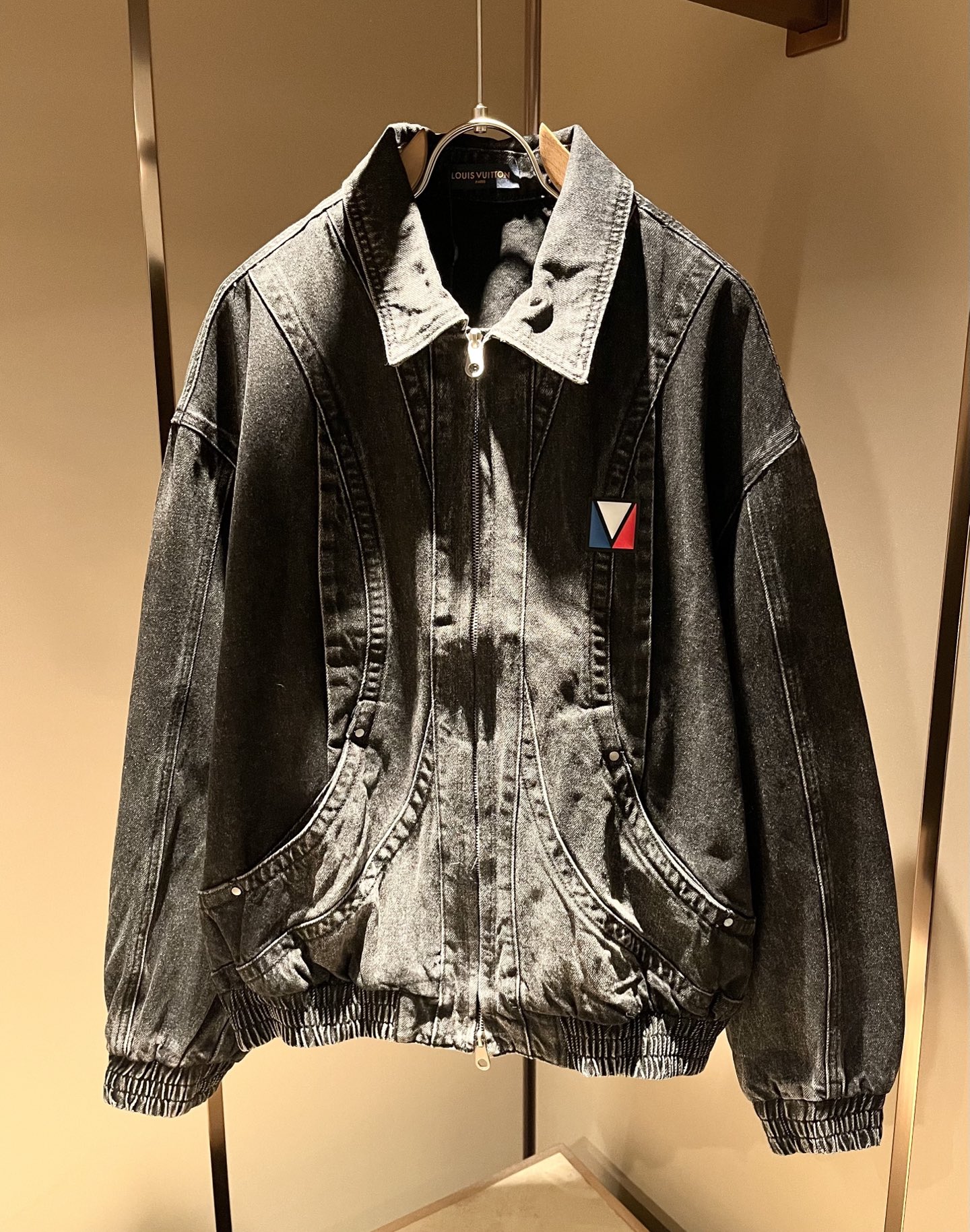 NO:531896,Louis Vuit*on Louis Vuit*on New light luxury men and women's same denim jacket jacket for autumn and winter, the new high-end of the Louis family, the details and quality are always flawless, heavy industry washing design!  Creative design of chest logo pattern!  If you don’t buy a few Louis items this spring, you are not considered a fashion expert. It interprets Louis’ iconic elements, which are really something that everyone loves. It is super soft and tough, and has excellent breathability. It comes from world-class trade-level OEM channels, with extremely rare quantity and no help after selling out. It is clean and neat. This is the special skill of the Louis family and the latest craftsmanship this quarter. The degree of meticulousness has reached the top, and the loose three-dimensional tailoring design is a unique one. It is a fusion of luxury and fashion!  Size M-4XL, louis vuitton,louis vuitton,jackets & coats,jackets & coats,alexander wang19860909Louis Vuit*on 路易*登 秋冬新款轻奢男女同款牛仔夹克外套,路易家族的新高端,细节品质永远的那么完美无瑕,重工洗水设计！胸前logo图案创意设计！今年春季节没有入手几件路易你算不上时尚达人.诠释路易的标志性元素,实属人见人爱的东西.超级柔软且具有韧性,透气感也是绝佳.来自世界级贸易级别的代工厂渠道,数量极其稀少售完无补.干净俐落.这是路易家族的看家绝活也是本季度的最新工艺.细致化程度已经达到顶端了,宽松立体剪裁的版型设计堪称一绝.属于奢华与时尚的融合！尺码M-4XL,,louis vuitton,louis vuitton,jackets & coats,jackets & coats,alexander wang,Men's clothing