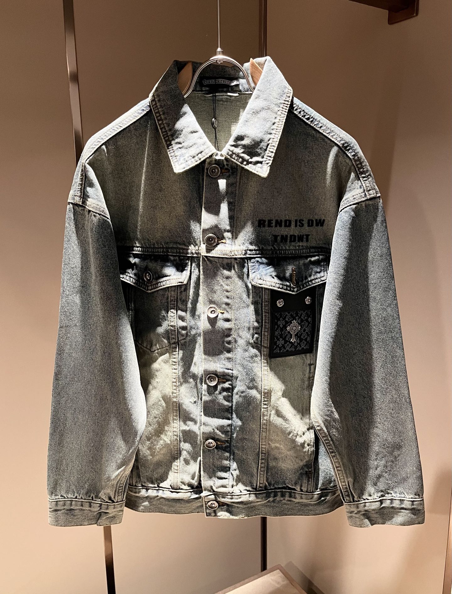 NO:528632,Chrome hear*sGo*xin 2025 autumn and winter new denim jacket, classic silver jewelry accessories series!  The same style of men and women, a casual pants that you recognize from the bottom of your heart, and over time, it makes you more rare. The trendy high street king is the trendy brand Chrome hear*s Ke*xin. To be honest, wearing Croxin is very fashionable. If you match denim together, it will be fashionable and there is nothing to say about the streets. Made of custom-made original cotton material, the fabric feels great. This kind of comfort feels really not picky on the body. The casual and chic taste is particularly good, which enhances the sense of fashion and appearance. And such pants are particularly easy to match with various types of shoes. Where is the recognition? Leather logo matching design!  Customized by heavy industry!  Strong, not easy to wear, and the details are very well-established. Size M-4XL, chrome hearts, chrome hearts, jackets & coats, jackets & coats, alexander wang19860909Chrome hear*s克*心 2025秋冬新款牛仔夹克外套,经典银饰辅料系列！男女同款一款让你从心底认可的休闲裤,并且经过时间的推移而让你更加珍稀,潮流的高街之王,那就是潮牌chrome hear*s克*心,穿克罗心的实话讲很潮了,如果连牛仔也一起搭配,那就是潮爆了,潮爆街头没话说.定制原版纯棉材质制成,面料手感一绝,这种舒适感穿在身上,上身真心不挑人,休闲潇洒的味道特别足,提升时尚感和颜值,并且这样的裤型特别好搭配各种类型的鞋子.辨识度就在哪里,皮革logo搭配设计！重工定制！韧性足,不易磨损,细节工艺非常到位.尺码M-4XL,,chrome hearts,chrome hearts,jackets & coats,jackets & coats,alexander wang,Men's clothing