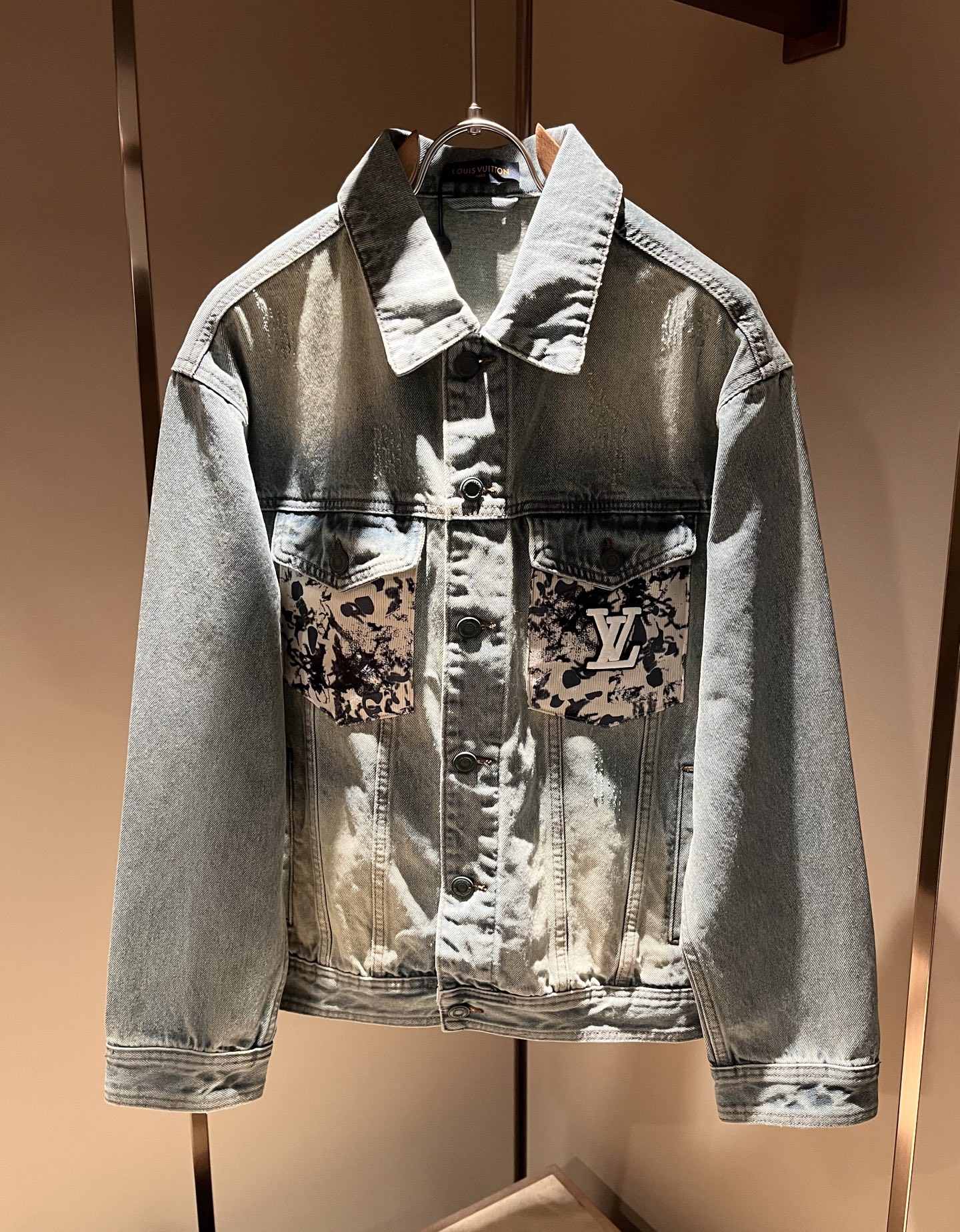 NO:531910,Louis Vuit*on Louis Vuit*on New light luxury men and women's same denim jacket jacket for autumn and winter, the new high-end of the Louis family, the details and quality are always flawless, heavy industry washing design!  Creative design of chest logo pattern!  If you don’t buy a few Louis items this spring, you are not considered a fashion expert. It interprets Louis’ iconic elements, which are really something that everyone loves. It is super soft and tough, and has excellent breathability. It comes from world-class trade-level OEM channels, with extremely rare quantity and no help after selling out. It is clean and neat. This is the special skill of the Louis family and the latest craftsmanship this quarter. The degree of meticulousness has reached the top, and the loose three-dimensional tailoring design is a unique one. It is a fusion of luxury and fashion!  Size M-4XL, louis vuitton,louis vuitton,jackets & coats,jackets & coats,alexander wang19860909Louis Vuit*on 路易*登 秋冬新款轻奢男女同款牛仔夹克外套,路易家族的新高端,细节品质永远的那么完美无瑕,重工洗水设计！胸前logo图案创意设计！今年春季节没有入手几件路易你算不上时尚达人.诠释路易的标志性元素,实属人见人爱的东西.超级柔软且具有韧性,透气感也是绝佳.来自世界级贸易级别的代工厂渠道,数量极其稀少售完无补.干净俐落.这是路易家族的看家绝活也是本季度的最新工艺.细致化程度已经达到顶端了,宽松立体剪裁的版型设计堪称一绝.属于奢华与时尚的融合！尺码M-4XL,,louis vuitton,louis vuitton,jackets & coats,jackets & coats,alexander wang,Men's clothing