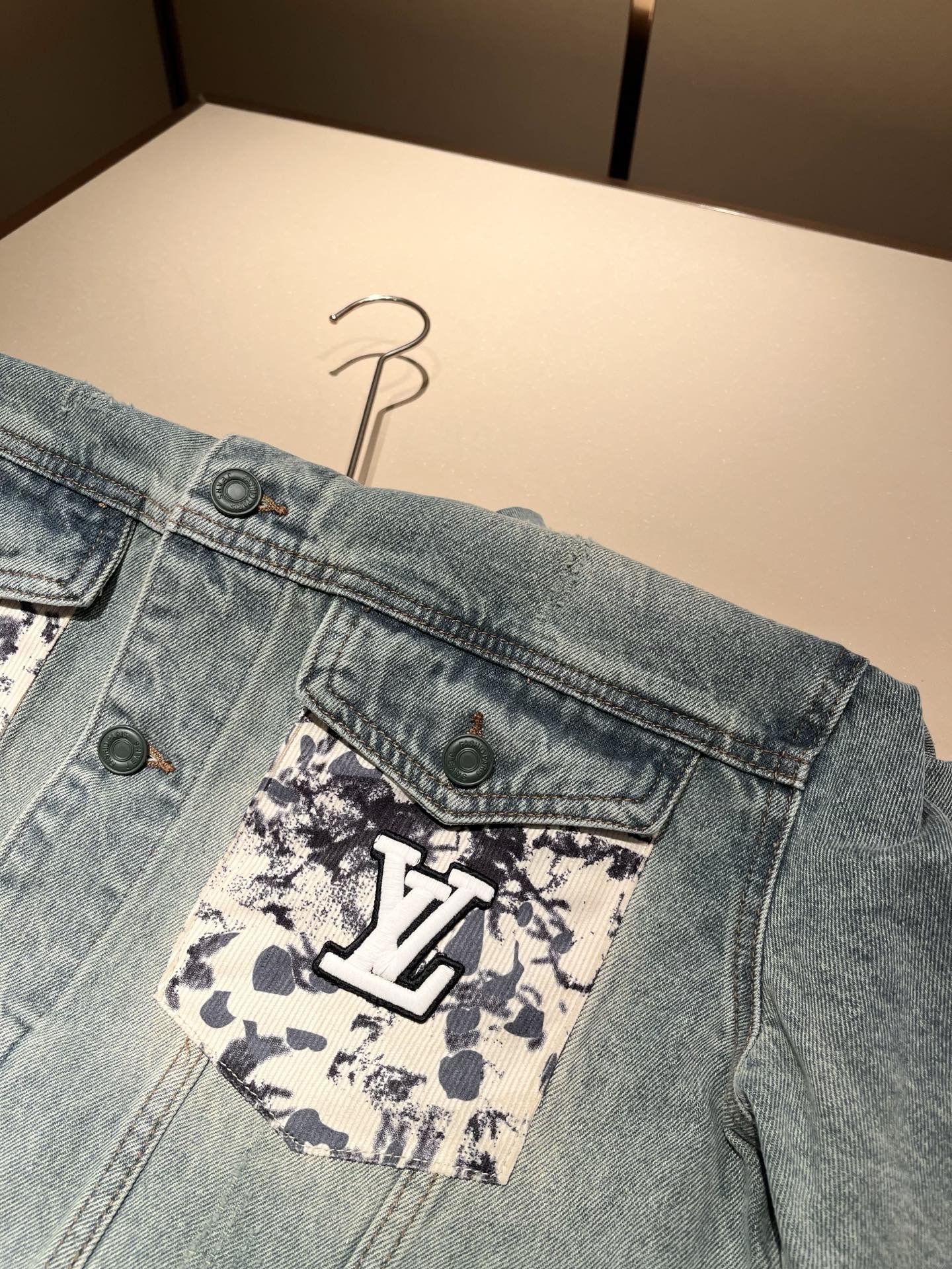 Louis Vuit*on 路易*登 2025秋冬新款轻奢男女同款👫牛仔夹克外套，路易家族的新高端，细节