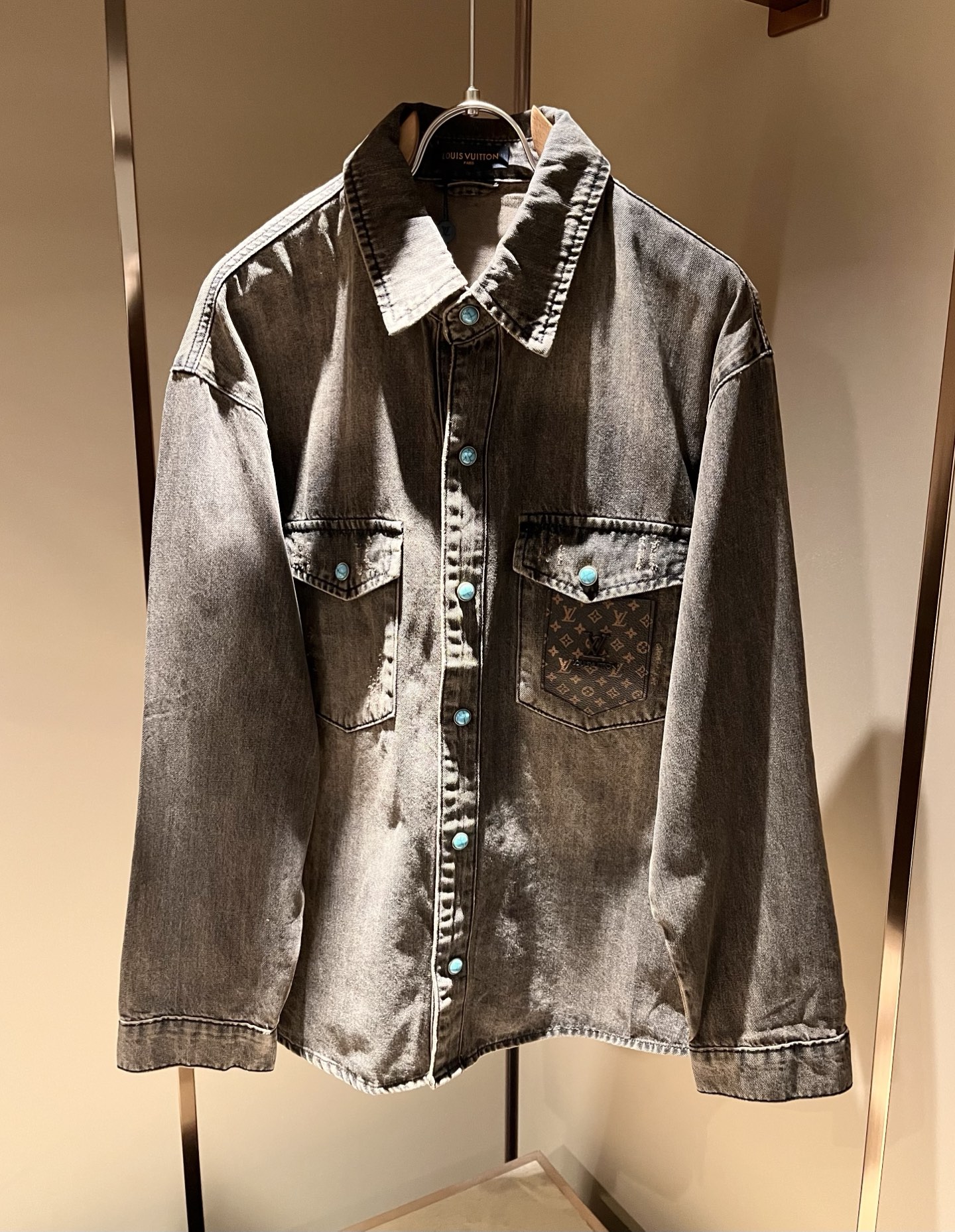 NO:528626,Louis Vuit*on 2025 autumn and winter new light luxury men and women's same denim shirt style, the new high-end of the Louis family, the details and quality are always flawless, customized original washing cowboy fabric!  Creative leather design with logo pattern on chest!  If you don’t buy a few Louis items this fall and winter, you are not considered a fashion expert. It interprets Louis’ iconic elements, which are really something that everyone loves. It is super soft and tough, and has excellent breathability. It comes from world-class trade-level OEM channels, with extremely rare quantity and no help after selling out. It is clean and neat. This is the special skill of the Louis family and the latest craftsmanship this quarter. The degree of meticulousness has reached the top, and the loose three-dimensional tailoring design is a unique one. It is a fusion of luxury and fashion!  Size M-4XL, louis vuitton,louis vuitton,alexander wang19860909Louis Vuit*on 路易*登 2025秋冬新款轻奢男女同款牛仔衬衣款,路易家族的新高端,细节品质永远的那么完美无瑕,定制原版洗水牛仔面料！胸前口袋logo图案皮革创意设计！今年秋冬没有入手几件路易你算不上时尚达人.诠释路易的标志性元素,实属人见人爱的东西.超级柔软且具有韧性,透气感也是绝佳.来自世界级贸易级别的代工厂渠道,数量极其稀少售完无补.干净俐落.这是路易家族的看家绝活也是本季度的最新工艺.细致化程度已经达到顶端了,宽松立体剪裁的版型设计堪称一绝.属于奢华与时尚的融合！尺码M-4XL,,louis vuitton,louis vuitton,alexander wang,Men's clothing