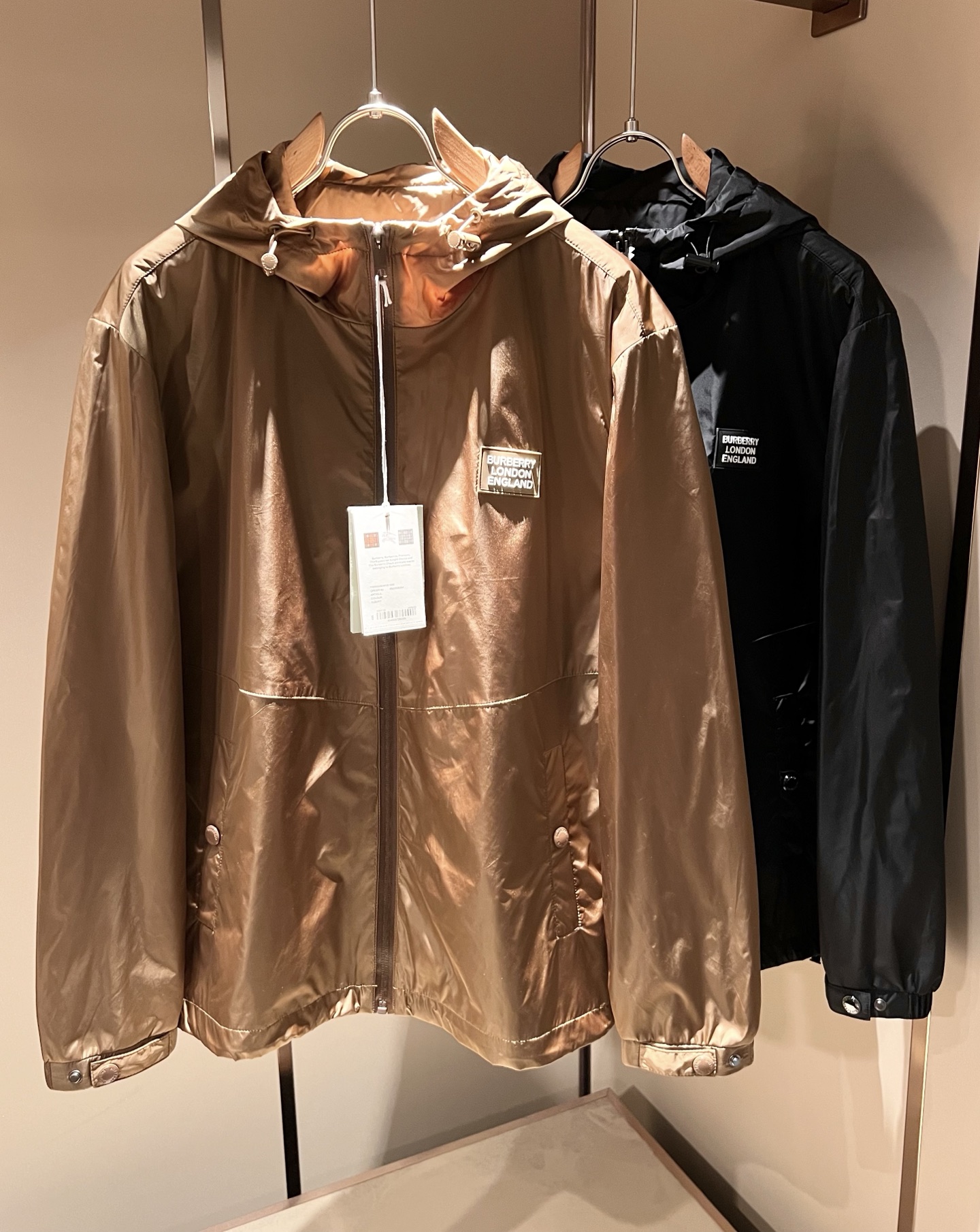 NO:524318,BURBER*Y BAR*Li’s new autumn and winter jacket is coming, and it is made of a popular environmentally friendly polyester fiber fabric recently. It is a high-end outdoor sports and leisure series, which is very popular and sports trend!  The latest special material developed by BUR, memory fabric, is also called memory cloth, which refers to fabrics with morphological memory functions, and the chest logo pattern badge design!  Selling all versions on the market in seconds is not a level at all. Whether it is material, detail restoration and craftsmanship, you are not afraid of any challenges. Just to contribute wonderful products to everyone. As always, it is consistent. A style that implements the core concept of BUR tightly ties the plaid and fashion, always maintains perfection, a simple but not simple design style perfectly meets the outfit you need in daily life. Size: M-3XL, burberry, jackets & coats, jackets & coats, alexander wang19860909BURBER*Y巴*莉秋冬新品夹克外套重磅来袭,最近比较火热的环保聚酯纤维面料制作而成,高端户外运动休闲系列,非常火热运动风潮！BUR最新研发的特殊材质,记忆面料也叫记忆布,是指具有形态记忆功能的面料,胸前logo图案徽章设计！秒杀市面上一切版本,只能说根本就不是一个级别的存在,不管是材质还是细节还原度以及工艺制作方面,不惧任何挑战,只为给大家奉献绝妙产物一如既往,始终如一,贯彻了BUR核心理念的一个款式将格纹与时尚紧紧的捆绑在一起,时刻保持完美,简约而不简单的的设计风格,完美的满足了你日常所需要的穿搭.尺码:M-3XL,,burberry,jackets & coats,jackets & coats,alexander wang,Men's clothing