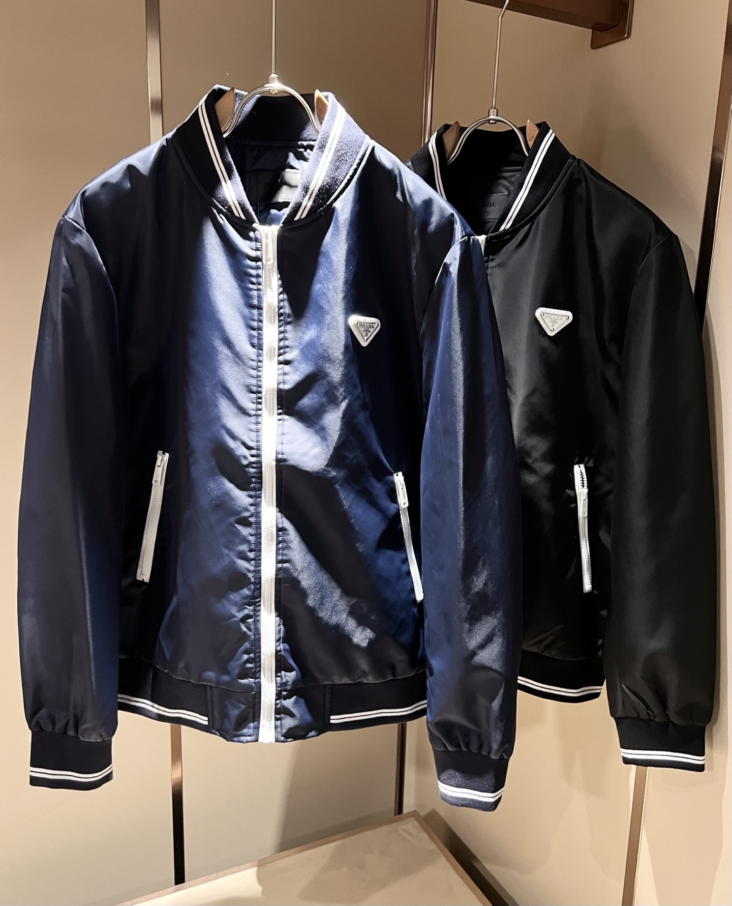 NO:525326,PRAD*A PLA Autumn and Winter Casual Jacket, the latest fashionable casual zipper jacket, fashionable jacket! Trading company channels are rare and it is released on the official website. The most anticipated high-quality products of the male god are coming, making you feel what it means to be truly high and luxurious! This jacket is made of thin and technical fabrics specially customized by P home. The surface is neat and smooth and shiny. The texture is obvious through the screen. The upper body is comfortable, light and not stuffy, giving you the most enjoyable wearing experience!  Exquisite logo pattern hardware design!  Perfectly enhance the overall sense of luxury and class, and you can get a high-end luxury atmosphere at a glance! Basic regular jacket style cut, versatile and simple upper body, not picky, easy to deal with various occasions and environments, is undoubtedly a must-have item for daily commuting! Size M~3XL, prada, jackets & coats, jackets & coats, alexander wang19860909PRAD*A普*达秋冬休闲夹克外套,最新时尚休闲拉链夹克,时尚夹克外套!贸易公司渠道稀出,同步官网发售,男神最为期待的精品狠货重磅来袭,让你感受到什么叫真正的高奢有内涵!此款夹克外套选用了P家专业定制的轻薄科技面料制成,表面整洁光滑且富有光泽,质感透过屏幕都显而易 见,上身舒适轻盈不闷热, 给你最为享受的穿着体验！精致logo图案五金设计！完美提升了整体的奢华档次感,一眼就能Get到的高端奢华气息!基础常规的夹克版型裁剪,上身百搭简约不挑人,轻松应对各种场合与环境,属于日常通勤必备的臻品无疑!尺码M～3XL,,prada,jackets & coats,jackets & coats,alexander wang,Men's clothing