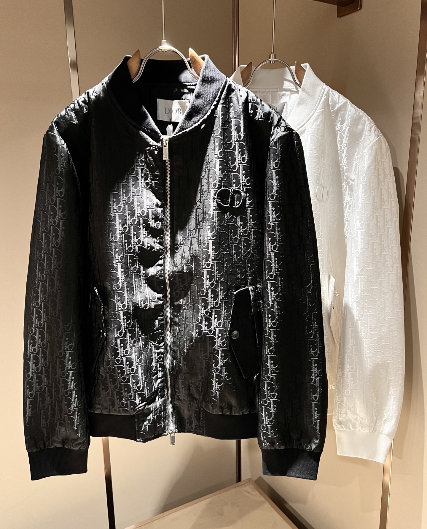 NO:524312,Dio*r Dio autumn and winter men's jacket, the latest fashionable casual jacket, trading company channels are rare, and it is released on the official website at the same time, and the clothes logo pattern embroidery design!  The most anticipated high-quality products of male gods are coming, making you feel what is truly high luxury and connotation! Full of brand style!  The most enjoyable dressing experience you enjoy! It perfectly enhances the overall luxury and class, and you can get a high-end luxury atmosphere at a glance!  The upper body is versatile and simple, and it is not picky about people. It can easily deal with various occasions and environments. It is undoubtedly a must-have item for daily commuting! Size M-3XL, dior, jackets & coats, jackets & coats, alexander wang19860909Dio*r迪*奥秋冬男士夹克外套,最新时尚休闲夹克,贸易公司渠道稀出,同步官网发售,衣身logo图案刺绣设计！男神最为期待的精品狠货重磅来袭,让你感受到什么叫真正的高奢有内涵!满满的品牌风格！你最为享受的穿着体验! 完美提升了整体的奢华档次感,一眼就能Get到的高端奢华气息！上身百搭简约不挑人,轻松应对各种场合与环境,属于日常通勤必备的臻品无疑!尺码M-3XL,,dior,jackets & coats,jackets & coats,alexander wang,Men's clothing