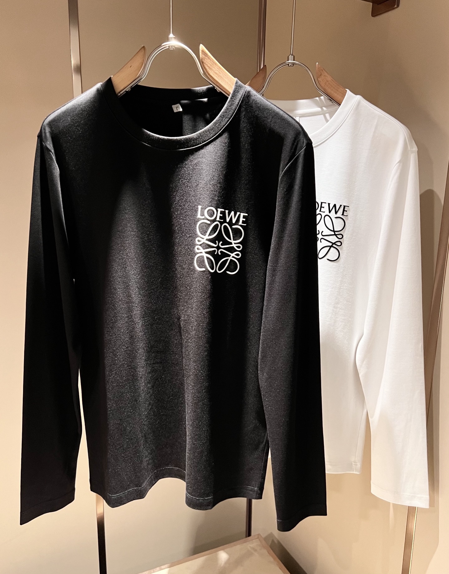 NO:524306,LOE*WE Luo*We autumn and winter men's long-sleeved base shirt, original Italian order channel, very personalized and high-end style, logo pattern velvet pressing technology design!  The latest fashion trends and popular products are here, and it is another simple and high-end fashion item. It is a fashion product with very high-end outfit charm. It is a must-have item for fashion trends!  Original Italian manufacturer channels, special-level orders, and released at the same time as Hong Kong, Macao and Taiwan buyers. This model is also the latest popular product of Luo Yiweijia this year and the most classic product. Its specifications and grades are beyond doubt!  !  The choice is very diverse, and it can be said that this model naturally has a fresh and natural feeling, showing the brand charm and high-end feeling. The texture of this model is very good, and the heavy weight and brilliant skin-friendliness that can be seen with hands are even better, and it is a complete enjoyment of wearing!  !  Size: M-3XL, loewe, loewe, alexander wang19860909LOE*WE罗*威 秋冬男士长袖打底衫,意大利原厂订单渠道,极具个性高级风,标志logo图案压绒工艺设计！最新时尚潮流人气产物驾到,又是一款简约高级的时尚单品,穿搭魅力十分高级不俗的时尚产物 ,时尚潮流必备单品！意大利原厂渠道,特供级别订单,同步港澳台买手店发布,此款也是罗意威家今年的最新人气产物,也是最经典的产物,其规格跟档次更是毋庸置疑！！ 选择极具多样化,言而喻此款自然具备那种清新自然的感觉,彰显品牌魅力与高级感,此款的质感十分的到位,用手可以感知的重磅跟出彩亲肤程度更是上佳,十足的穿着享受！！尺码: M-3XL,,loewe,loewe,alexander wang,Men's clothing