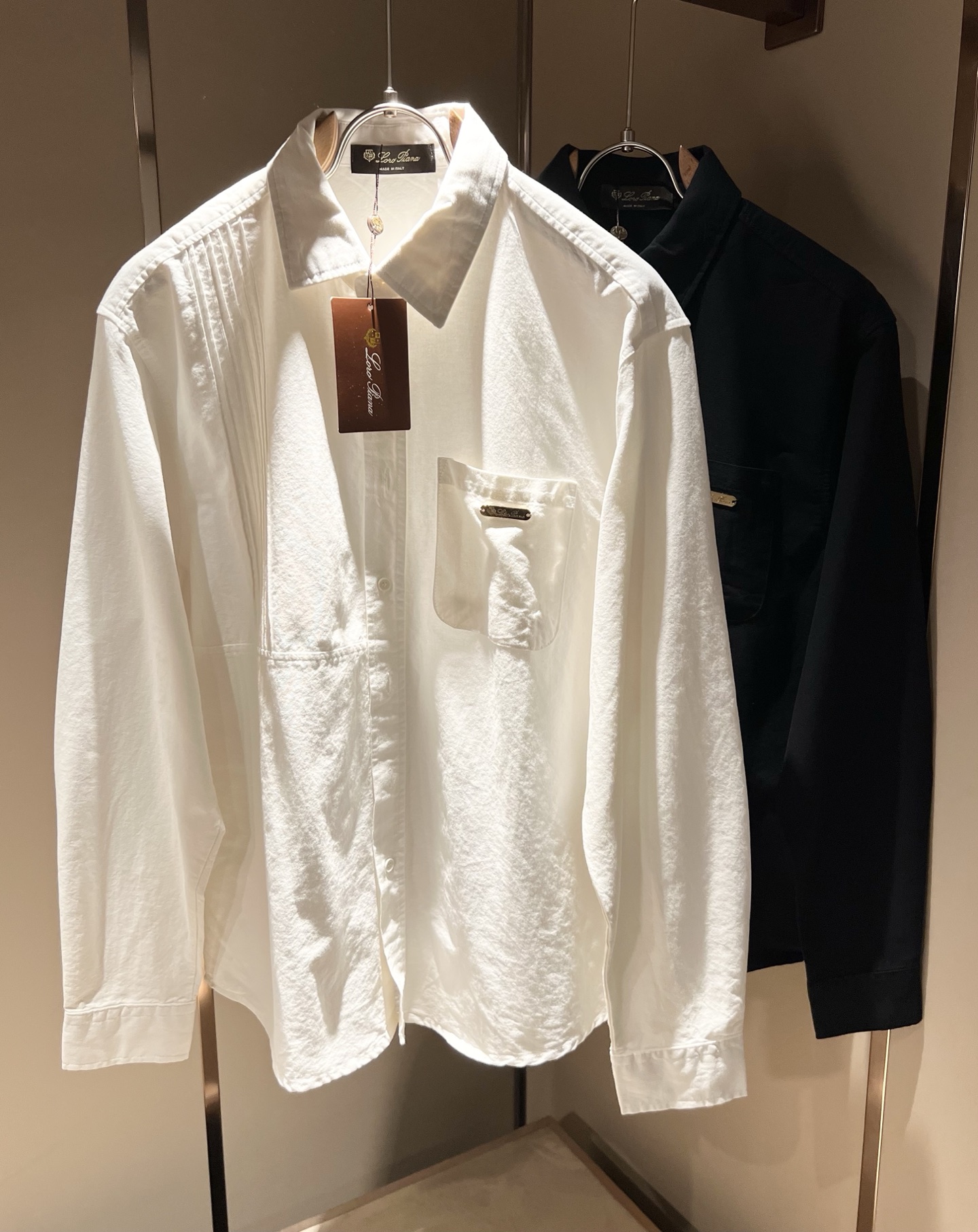 NO:524333,Loro Piana Nouyou Pianya The latest trade order lapel shirt for men in autumn and winter, all the quality!  !  Designed with logo hardware pattern!  The upper body is comfortable and breathable, not stiff, and the overall three-dimensional feeling is rich, with quality export orders, customized exclusive fabric tailoring to meet the simple needs of commuters for dressing. The upper body is very effective, it looks slim and not picky about the figure. The fabric workmanship... Improper, good craftsmanship can make you look good and tasteful, a must-have item for everyone!  Size M-3XL, loro piana, alexander wang19860909Loro Piana诺悠翩雅 秋冬男士最新的贸易订单翻领衬衣,全品相！！采用logo五金图案设计！上身舒适透气,不僵硬,整体有着丰富的立体感,品质出口订单,定制专属面料剪裁,满足通勤人们对于着装的简约需求,上身效果很好,显瘦,不挑剔身材.面料做工....无可挑剔,好工艺好面料才能穿出好品味一款,人手必备单品！尺码M-3XL,,loro piana,alexander wang,Men's clothing