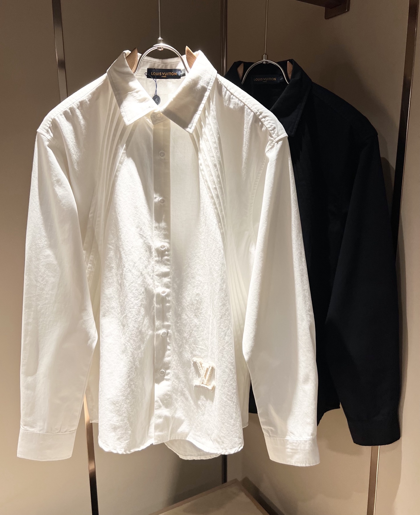 NO:524327,Louis Vuit*on Louis Vuit*on New light luxury men and women's shirts for autumn and winter, the new high-end of the Louis family, the details and quality are always flawless, customized original poplin cotton fabric!  Hem letter logo pattern design!  If you don’t buy a few Louis items this spring, you are not considered a fashion expert. It interprets Louis’ iconic elements, which are really something that everyone loves. It is super soft and tough, and has excellent breathability. It comes from world-class trade-level OEM channels, with extremely rare quantity and no help after selling out. It is clean and neat. This is the special skill of the Louis family and the latest craftsmanship this quarter. The degree of meticulousness has reached the top, and the loose three-dimensional tailoring design is a unique one. It is a fusion of luxury and fashion!  Size M-3XL, louis vuitton,louis vuitton,alexander wang19860909Louis Vuit*on 路易*登 秋冬新款轻奢男女同款衬衣,路易家族的新高端,细节品质永远的那么完美无瑕,定制原版府绸棉面料！下摆字母logo图案设计！今年春季节没有入手几件路易你算不上时尚达人.诠释路易的标志性元素,实属人见人爱的东西.超级柔软且具有韧性,透气感也是绝佳.来自世界级贸易级别的代工厂渠道,数量极其稀少售完无补.干净俐落.这是路易家族的看家绝活也是本季度的最新工艺.细致化程度已经达到顶端了,宽松立体剪裁的版型设计堪称一绝.属于奢华与时尚的融合！尺码M-3XL,,louis vuitton,louis vuitton,alexander wang,Men's clothing