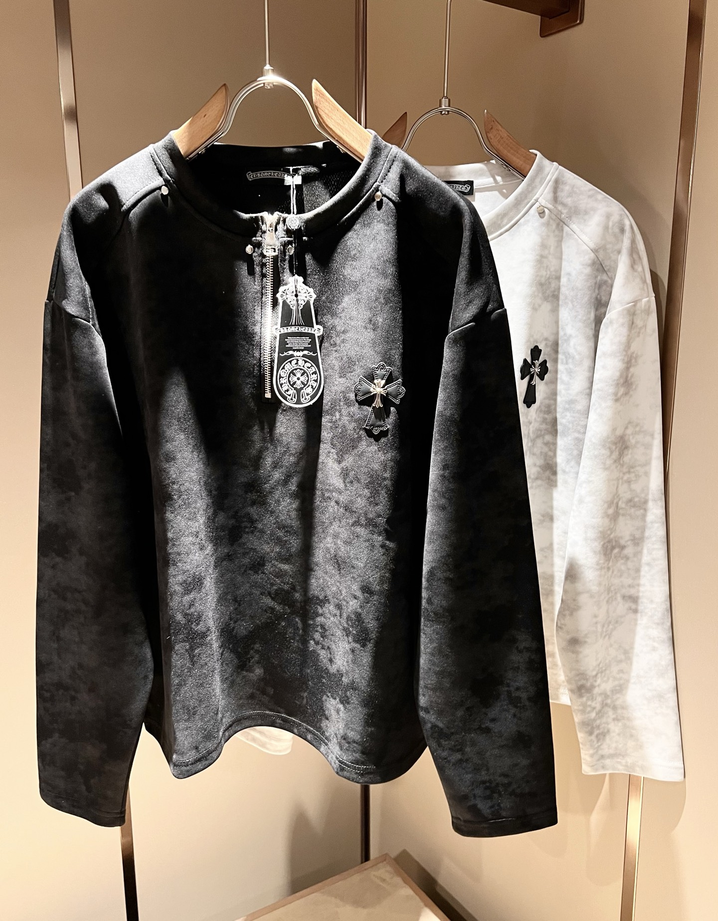 NO:524315,Chrome hear*s*heart New autumn and winter style men and women's base shirts!  The same style for men and women is a high street jacket that you recognize from the bottom of your heart, and it makes you more rare after time. The trendy high street king is the trendy brand Chrome hear*s Ke*xin. To be honest, wearing Croxin is very fashionable. If you match the jackets together, it will be fashionable, and there is nothing to say on the street. The leather logo design on the chest!  The feel is amazing. This comfort can be said to be a paradise on earth when worn on the body. It is decorated with the leather logo badge on the chest!  The upper body is really not picky, the casual and chic taste is particularly good, which enhances the sense of fashion and appearance. This style is particularly easy to match with various types of pants. The recognition is there, it is tough, not easy to wear, and the details are very good. Size M-3XL, chrome hearts, chrome hearts, jackets & coats, jackets & coats, alexander wang19860909Chrome hear*s克*心 秋冬新款男女同款打底衫！男女同款一款让你从心底认可的高街夹克外套,并且经过时间的推移而让你更加珍稀,潮流的高街之王,那就是潮牌chrome hear*s克*心,穿克罗心的实话讲很潮了,如果连夹克也一起搭配,那就是潮爆了,潮爆街头没话说.胸前皮革logo设计！手感一绝,这种舒适感穿在身上,可以说是人间天堂了.搭配胸前皮革logo徽章修饰！上身真心不挑人,休闲潇洒的味道特别足,提升时尚感和颜值,并且这样的版型特别好搭配各种类型的裤子,辨识度就在哪里,韧性足,不易磨损,细节工艺非常到位.尺码M-3XL,,chrome hearts,chrome hearts,jackets & coats,jackets & coats,alexander wang,Men's clothing