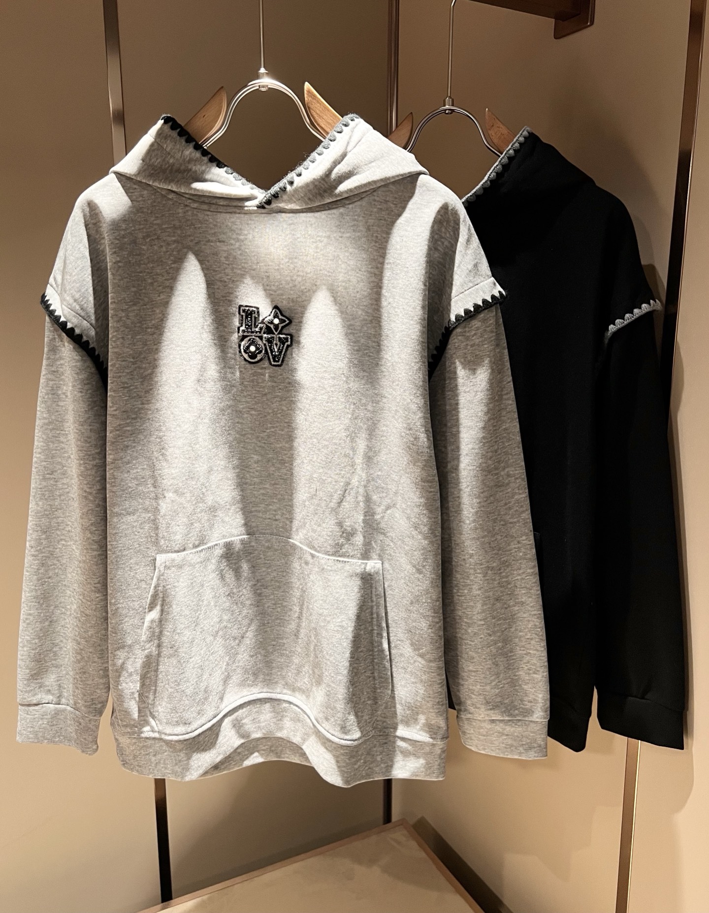 NO:524321,LouisVuitt*Louis*Deng The new autumn and winter series of items are launched, a very fashionable and avant-garde long-sleeved sweatshirt for men and women, with a logo pattern design on the chest!  Different from the past, it declares the design concept that has been passed down for many years in the brand!  Its eye-catchingness is no less than any classic style, perfectly presenting the fashionable, high-end and luxurious feeling in front of the world!  Made of imported cotton materials, selected high-quality pure cotton fabrics, soft and soft to the touch, the real thing is definitely beyond your imagination, and it has been used to the extreme!  Size M-3XL, louis vuitton,louis vuitton,hoodie,sweatshirts,alexander wang19860909LouisVuitt*路易*登 秋冬全新系列单品上线,非常时髦前卫的一款男女同款长袖卫衣,胸前标识logo图案设计！区别于以往的不同,宣示品牌传承多年的设计理念！其吸睛度完全不亚于任何经典款式,将时髦高级感与奢华感完美呈现在世人眼前！客供进口全棉材质制成,精选优质纯棉面料,触感软糯亲肤细腻,实物到手绝对超乎你的想象,发挥到了极致！尺码M-3XL,,louis vuitton,louis vuitton,hoodie,sweatshirts,alexander wang,Men's clothing