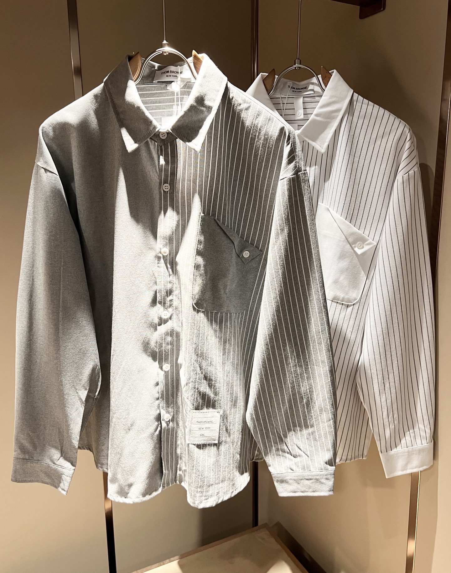 NO:524332,ThomBrow*e Tom*Long's new autumn and winter shirt!  Th*m Br*wne long-sleeved shirt creates a unique style and meticulous detail. The new 'Habbi' cut design style is casual and casual. It lacks the formality but has more casual and casual beauty. High-quality poplin cotton fabric is made of dot knitted, light and flat. It is gentle and soft and delicate texture. It is comfortable and breathable and has no burden when worn close to the body. Hem logo label design!  The logo shows the value of the brand image. Contrast colors and ribbed knitted strips reflect unique temperament. Size M-3XL, shirts, alexander wang19860909ThomBrow*e汤姆*朗秋冬新款衬衣！Th*m Br*wne长袖衬衫,造就与众不同的造型气质,细节性无微不至.新式“哈比人”裁剪设计款式休闲随意.少了正式感却多了份随意休闲的美感.优质府绸棉面料,运用点状针织制作而成,轻薄平整.温婉柔软和细腻的质感.贴身穿着舒适透气无负担.下摆logo贴标设计！标识展示品牌形象的价值.撞色搭配罗纹针织彩条饰带体现独特气质.尺码M-3XL,,shirts,alexander wang,Men's clothing