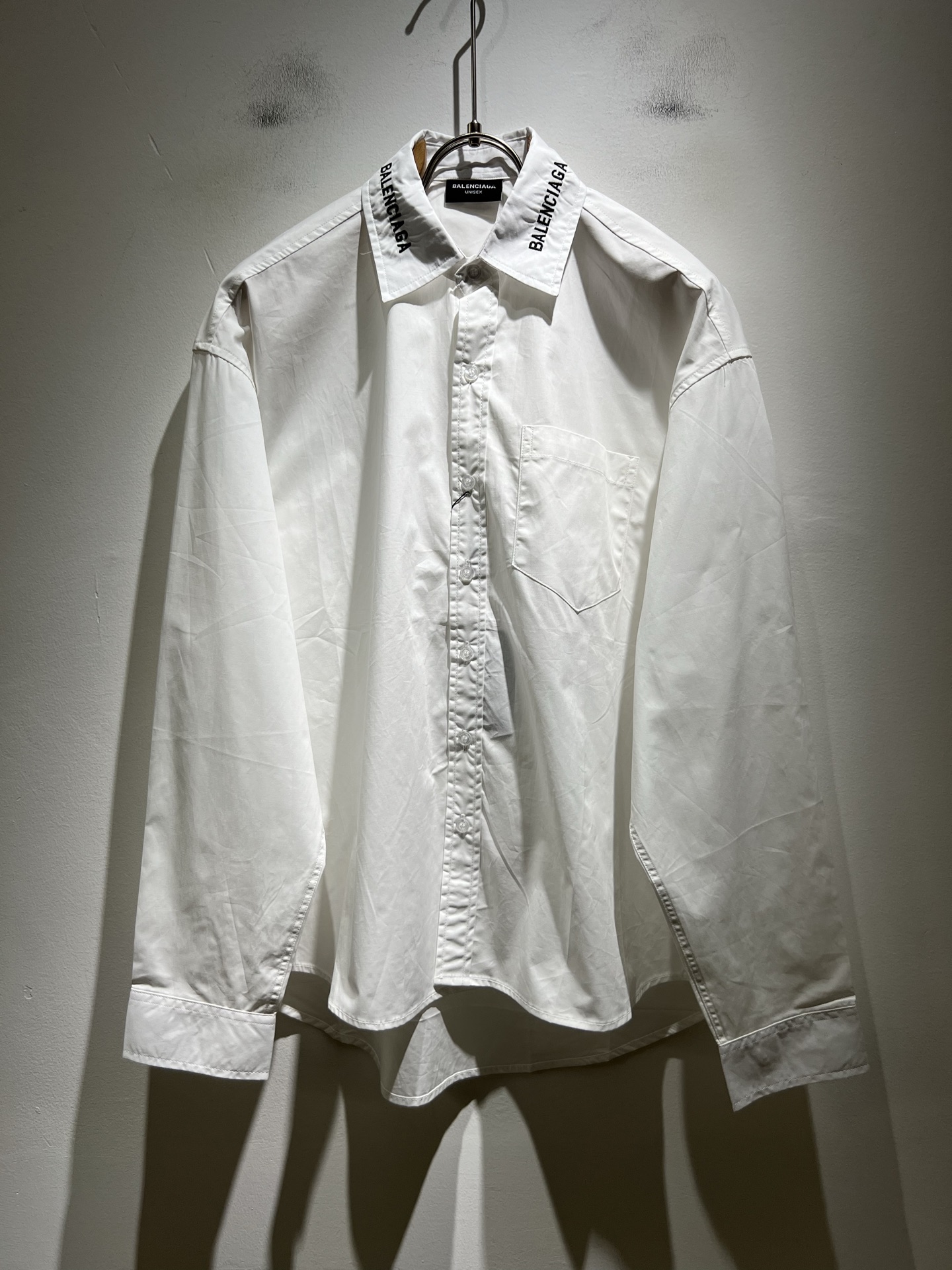 NO:524337,BALENCI*GA Paris* Home Autumn New Men's and Women's Same Shirts, Fashionable Casual Shirts with Cable Logo Patterns, Embroidery Designs with Collar Logo Patterns!  The most designed and selected poplin cotton fabric is soft and skin-friendly, comfortable and breathable, and you can’t picky about it. The real thing will definitely make you love it!  Loose, small, shoulder-dead round neck cut, genderless couple mixed styles, opening up a new fashion charm!  Differentiate the market version of the high-end custom series!  Size S-XL, balenciaga, alexander wang19860909BALENCI*GA巴黎*家 秋季新款男女同款衬衣,走秀图案印花时尚休闲衬衣,领口标志logo图案刺绣设计！极具设计精选客供府绸棉面料,手感柔软亲肤,着身舒适透气性都无法挑剔,实物绝对会让你爱不释手！宽松小落肩的圆领版型裁剪,无性别主义的情侣混穿款式,打开全新的时装新韵味！区别市场版本高定系列！尺码S-XL,,balenciaga,alexander wang,Men's clothing