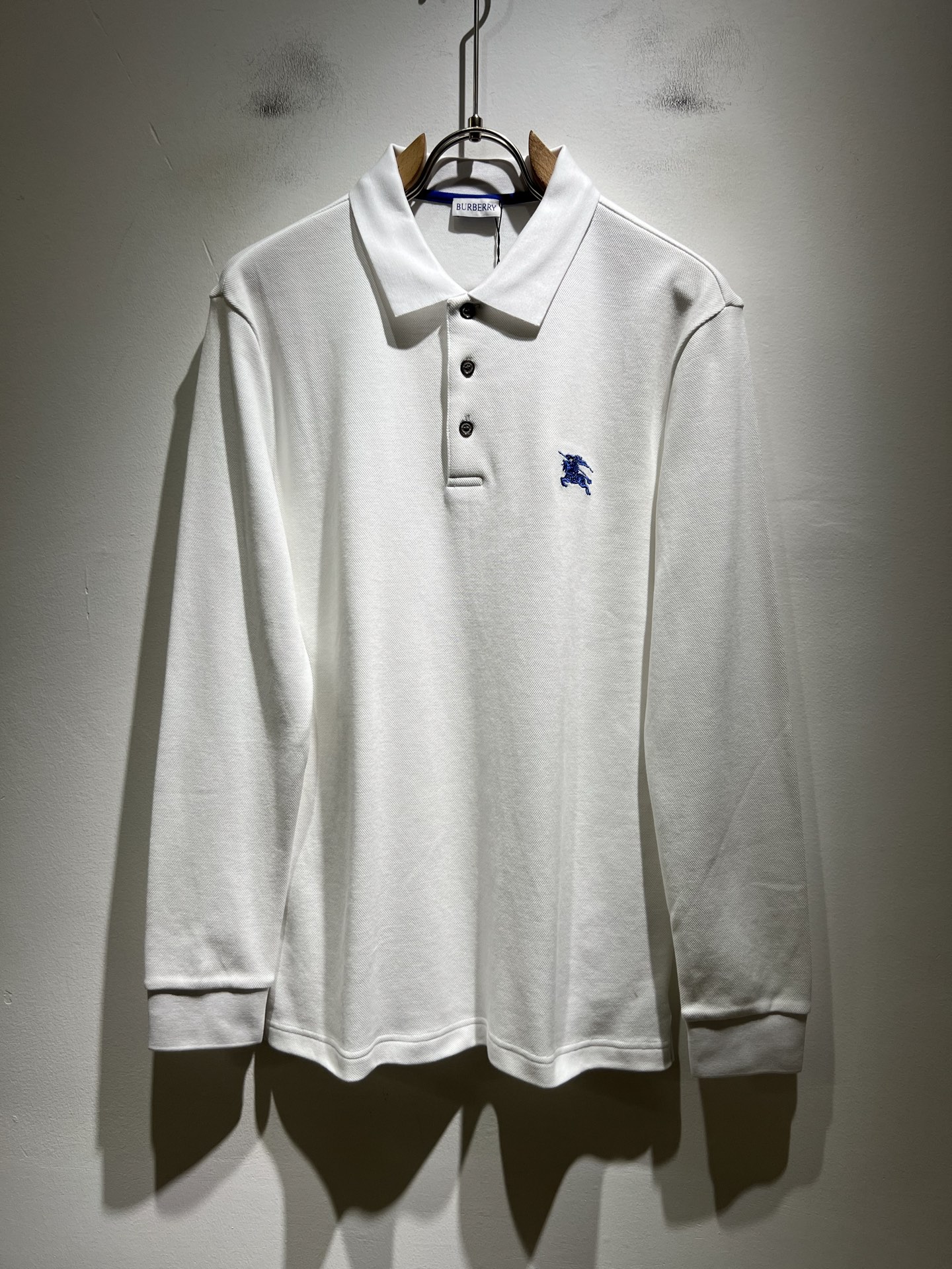 NO:524342,Bur*erry New autumn and winter men's long-sleeved Polo shirt, the latest brand design elements!  Neither monotonous nor complicated, it shows taste just right!  Customer-supplied top-quality custom bead flooring fabrics!  Comfortable, sweat-absorbing and breathable, the unique high-end fabric presents a simple and elegant temperament!  Embroidery design on chest logo pattern!  Full three-dimensional! Standard cutting design!  Every detail is a synchronized with high-end fashion. Size: M-3XL, burberry, alexander wang19860909Bur*erry 巴*莉 秋冬新款男士长袖Polo衫,品牌最新设计元素！既不单调也不复杂,恰到好处的展现品味！客供顶级定制珠地棉面料！舒适吸汗透气根本不在话下,面料独具的高奢感呈现简约优雅气质！胸前logo图案刺绣设计！饱满立体!标准裁剪设计！每一处细节都是与高端时尚同步的体现.尺码:M-3XL,,burberry,alexander wang,Men's clothing