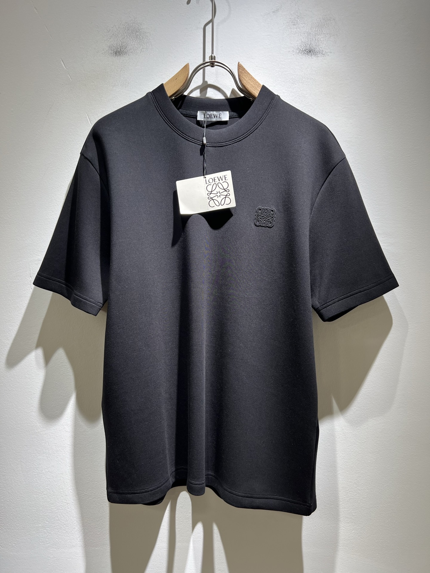 NO:524348,LOE*WE Luo*We autumn and winter men's short-sleeved base shirt, original Italian order channel, very personalized and high-end style, logo pattern glue pressing technology design!  The latest fashion trends and popular products are here, and it is another simple and high-end fashion item. It is a fashion product with very high-end outfit charm. It is a must-have item for fashion trends!  Original Italian manufacturer channels, special-level orders, and released at the same time as Hong Kong, Macao and Taiwan buyers. This model is also the latest popular product of Luo Yiweijia this year and the most classic product. Its specifications and grades are beyond doubt!  !  The choice is very diverse, and it can be said that this model naturally has a fresh and natural feeling, showing the brand charm and high-end feeling. The texture of this model is very good, and the heavy weight and brilliant skin-friendliness that can be seen with hands are even better, and it is a complete enjoyment of wearing!  !  Size: M-4XL, loewe, loewe, T-shirt, alexander wang19860909LOE*WE罗*威 秋冬男士短袖打底衫,意大利原厂订单渠道,极具个性高级风,标志logo图案压胶工艺设计！最新时尚潮流人气产物驾到,又是一款简约高级的时尚单品,穿搭魅力十分高级不俗的时尚产物 ,时尚潮流必备单品！意大利原厂渠道,特供级别订单,同步港澳台买手店发布,此款也是罗意威家今年的最新人气产物,也是最经典的产物,其规格跟档次更是毋庸置疑！！ 选择极具多样化,言而喻此款自然具备那种清新自然的感觉,彰显品牌魅力与高级感,此款的质感十分的到位,用手可以感知的重磅跟出彩亲肤程度更是上佳,十足的穿着享受！！尺码: M-4XL,,loewe,loewe,T-shirt,alexander wang,Men's clothing