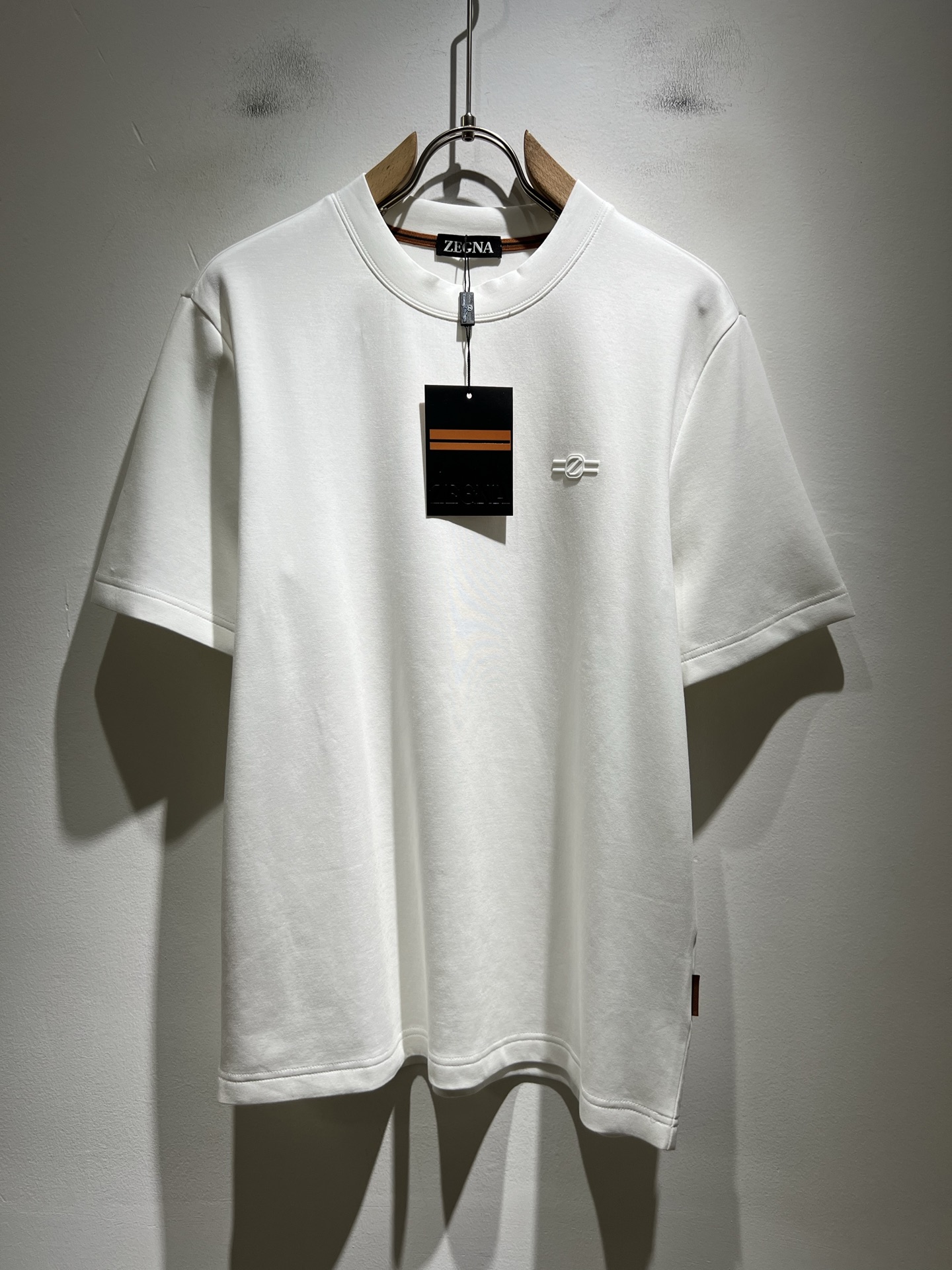 NO:525342,Ermenegildo Zeg*aJia New autumn and winter products for men's short-sleeved casual base shirt, foreign trade company order!  It is one of the classic exclusive fabrics of Zenia!  Customized original cotton fabric!  Chest glue-press logo design!  The texture is warm, the touch is soft and delicate, but the shape is straight and stylish!  Details, extreme luxury… Perfectly interpret high-quality quality. Size M-4XL, zegna, T-shirt, alexander wang19860909Ermenegildo Zeg*a杰*亚 秋冬新品男士短袖休闲打底衫,外贸公司订单！是杰尼亚经典的专有织物之一！ 定制原版纯棉面料！胸前压胶logo设计！质地保暖,触感又柔软细腻、但型态又笔挺有型！ 细节、奢华极致… 完美演绎高品质品相.尺码M-4XL,,zegna,T-shirt,alexander wang,Men's clothing