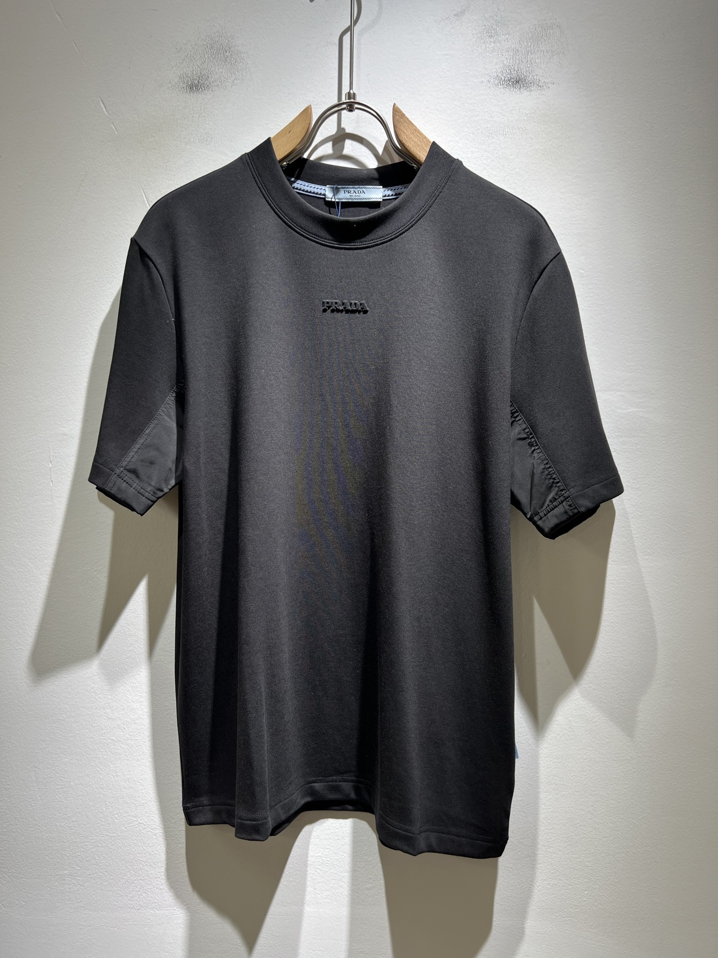 NO:524340,PRAD*A Pu*da autumn and winter new men's short-sleeved base shirt, the latest model is exclusively available on the entire network!  !  ~ It is classic and fashionable and versatile, who doesn’t like it? It will show the classic again. It is very pleasing to the eye and comes with a low luxury halo and recognition!  Pr*da's traditional brand concept and modern advanced technology are perfectly combined. Coupled with the extremely modern and simple design, P's exclusive logo pattern glue pressing design!  Customized 100% imported pure cotton fabric!  The texture of this model is quite touching, the specifications and grades are known with tentacles. The degree of delicateness and breathability are top-notch!  Size M-4XL, prada, T-shirt, alexander wang19860909PRAD*A普*达秋冬新款男士短袖打底衫,最新款全网独家首上！！~既经典有时尚百搭,谁不爱啊,将经典再次展现,非常的耐看,自带低奢光环与辨识度！Pr*da传统的品牌理念和现代化的先进技术进行了完美结合.加上极其现代摩登风范的简约设计,p家专属logo图案压胶设计！定制百分百进口纯棉面料！此款的质感相当感人 触手便知规格档次 细腻程度与透气效果堪称顶级！尺码M-4XL,,prada,T-shirt,alexander wang,Men's clothing