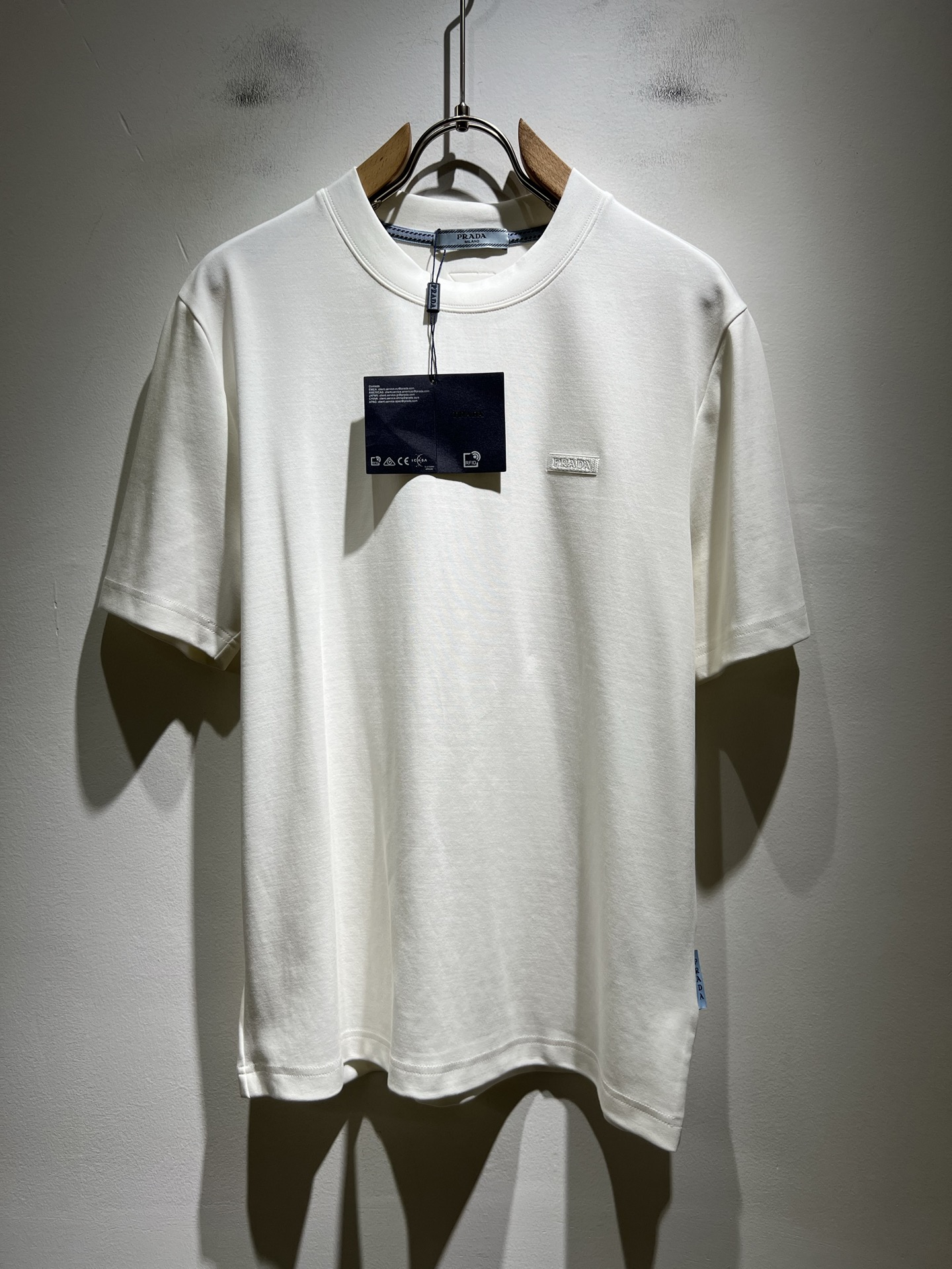 NO:524336,PRAD*A Pu*da autumn and winter new men's short-sleeved base shirt, the latest model is exclusively available on the entire network!  !  ~ It is classic and fashionable and versatile, who doesn’t like it? It will show the classic again. It is very pleasing to the eye and comes with a low luxury halo and recognition!  Pr*da's traditional brand concept and modern advanced technology are perfectly combined. Coupled with the extremely modern and simple design, P's exclusive logo pattern embroidery design!  Customized 100% imported pure cotton fabric!  The texture of this model is quite touching, the specifications and grades are known with tentacles. The degree of delicateness and breathability are top-notch!  Size M-4XL, prada, T-shirt, alexander wang19860909PRAD*A普*达秋冬新款男士短袖打底衫,最新款全网独家首上！！~既经典有时尚百搭,谁不爱啊,将经典再次展现,非常的耐看,自带低奢光环与辨识度！Pr*da传统的品牌理念和现代化的先进技术进行了完美结合.加上极其现代摩登风范的简约设计,p家专属logo图案刺绣设计！定制百分百进口纯棉面料！此款的质感相当感人 触手便知规格档次 细腻程度与透气效果堪称顶级！尺码M-4XL,,prada,T-shirt,alexander wang,Men's clothing