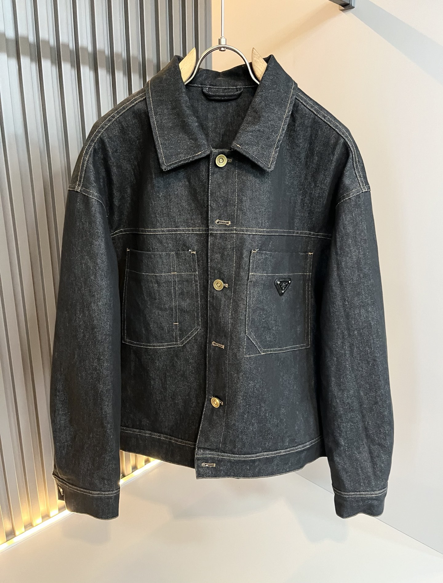 NO:525304,PPRAD*A Pu*da New autumn and winter casual denim set, the latest model is exclusively available on the entire network!  !  ~ It is classic and fashionable and versatile, who doesn’t like it? It will show the classic again. It is very pleasing to the eye and comes with a low luxury halo and recognition!  Pr*da's traditional brand concept and modern advanced technology are perfectly combined. Coupled with the extremely modern and modern minimalist design, the exclusive logo badge design of P's exclusive logo!  Customized 100% imported pure cotton fabric!  The texture of this model is quite touching, the specifications and grades are known with tentacles. The degree of delicateness and breathability are top-notch!  Size S-2XL, prada, alexander wang19860909PPRAD*A普*达 秋冬新款休闲牛仔套装,最新款全网独家首上！！~既经典有时尚百搭,谁不爱啊,将经典再次展现,非常的耐看,自带低奢光环与辨识度！Pr*da传统的品牌理念和现代化的先进技术进行了完美结合.加上极其现代摩登风范的简约设计,p家专属logo徽章设计！定制百分百进口纯棉的面料！此款的质感相当感人 触手便知规格档次 细腻程度与透气效果堪称顶级！尺码S-2XL,,prada,alexander wang,Men's clothing