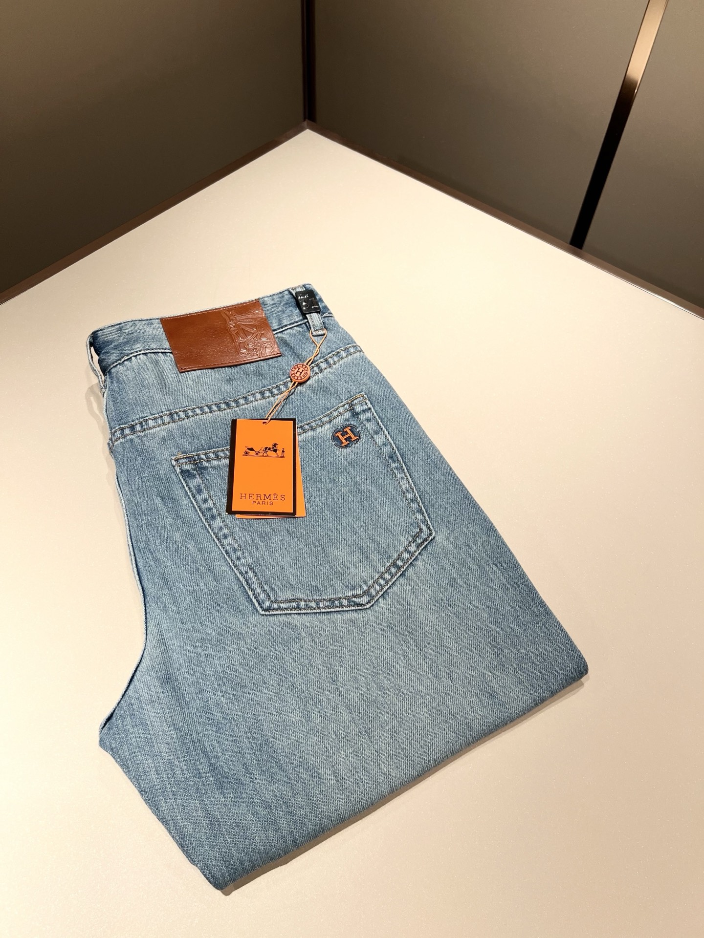 NO:527660,HERM*S AXS Autumn and Winter Men's High-end Tanning Washed Small Straight Jeans Overseas Trading Company Channel Orders!  Men's slim straight jeans!  Shanghai Henglong store is on sale!  It is high-end, simple, and has exquisite craftsmanship and materials. It is very rigorous and demanding in pursuit of quality. It uses every detail to prove its brand image!  The typical essence of H's home, with a very representative logo design!  The brand image of H's home is perfectly explained, and the signature leather brand is also quite amazing. It has built a brand LOGO, and the fabric has been perfectly transformed and sublimated. It has a heavy environmentally friendly plant enzyme washing process. The texture has a unique retro style and is quite outstanding. It is recognized as a universal and versatile color number and can withstand the test of any season.  Well-tailed, clean, refreshing and neat!  Size 29-40, hermes, jeans, alexander wang19860909HERM*S爱*仕 秋冬男士高端丹宁水洗小直筒牛仔裤 海外贸易公司渠道订单 ！男士修身直筒牛仔裤！上海恒隆店在售！高级、简约,工艺和用料方面都颇为考究,对于品质的追求非常严谨和苛刻,用每一个细节来力证自身品牌形象！H家的典型精髓,极具代表性标志logo腰牌设计！将H家的品牌形象完美阐释出来,招牌式的皮牌亦颇为惊艳,构建出品牌LOGO,面料得到完美蜕变和升华,重磅环保植物酵素水洗工艺,肌理有着独特的复古风格,相当出彩,公认的万能百搭色号,经得住任何季节的考验配色！剪裁精良,干净清爽且利落！尺码29-40,,hermes,jeans,alexander wang,Men's clothing