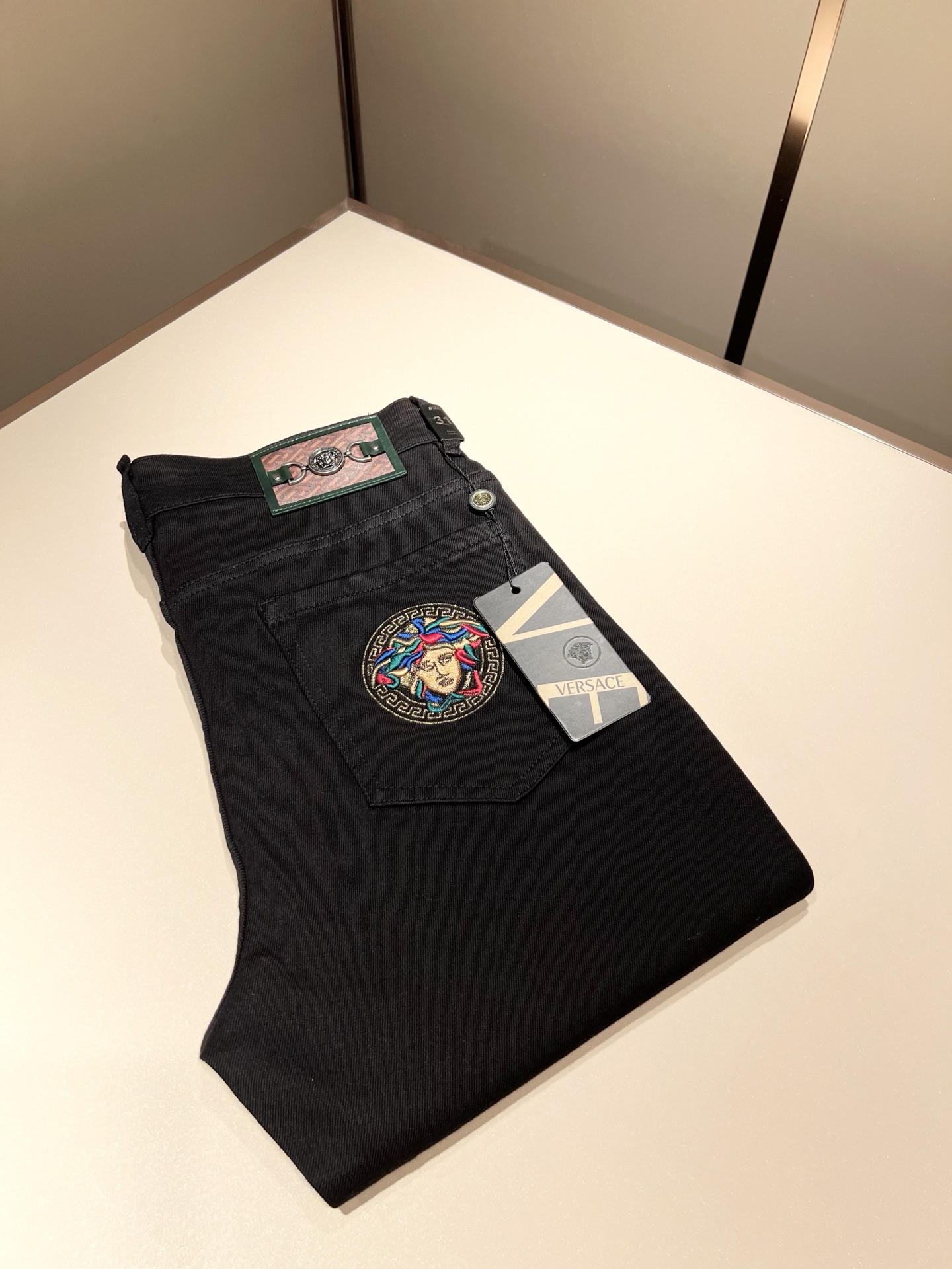 NO:525299,Versa*e Fan*zhe, a new autumn and winter classic men's casual jeans, produced by OEM, exported to European and American orders, and is available for sale at the same time as the official cabinet!  !  Customers supply Turkish denim, soft texture and comfortable to wear, the fabric has been washed and polished with heavy industry, giving it a more fashionable personality. Medusa avatar logo waist brand design!  Pocket brand logo embroidery design!  Show off a modern attitude with unrestrained personality and highlight the recognition of the brand!  The details are perfectly crafted, with a small straight and natural slim fit, and the upper body effect is particularly good. It is a really difficult jeans!  !  Size 30-40, versace, jeans, alexander wang19860909Versa*e范*哲 秋冬新款经典男士休闲牛仔裤、代工厂出品,出口欧美订单,官柜同步发售！！客供土耳其牛仔布、质地柔软、穿着舒适,面料经重工洗水打磨、呈现个性更时尚.美杜莎头像logo腰牌设计！口袋品牌logo刺绣设计！彰显个性不羁的摩登态度.突出品牌的辨识度！细节做工完美,小直筒、自然修身版型,上身效果特别棒,真正难的一款牛仔裤！！尺码30-40,,versace,jeans,alexander wang,Men's clothing