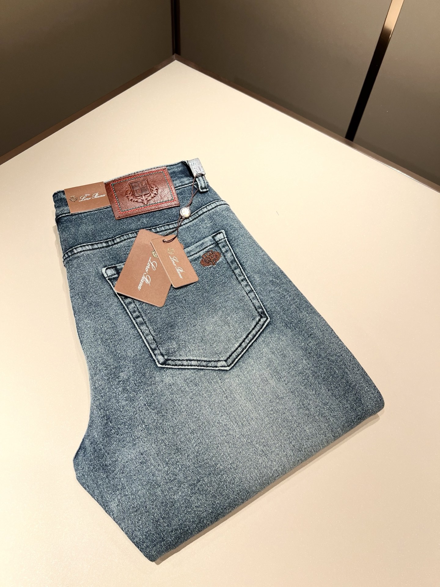 NO:525301,Loro Piana Nouyou Pianya, new autumn and winter men's fashion high-end casual pants, Hong Kong foreign business channel products, original Japanese products, pure blood quality, perfectly continues the essence and genes of LP home. From the main fabric to the detailed craftsmanship, all show the ingenuity of quality, use multiple brand elements to interpret, and choose precious cowhide material to build a logo waist brand leather design!  Identity manifestation that belongs to the soul!  Customer-supplied high-end imported pure cotton fabrics, very high-end and fashionable detailed craftsmanship, red ear cloth is completed by a specific antique loom. This element represents the identity and rank of jeans, which is very worthy of careful appreciation!  In terms of matching, it is invincible and explains the versatility in place, with ingenious details and exquisite accessories. The auxiliary materials are all provided by foreign merchants. They are tailored and slim, and the upper body is lifted with an excellent effect. They are a styling item that is hard to come by!  Size 29-40, loro piana, loro piana, jeans, cowhide, alexander wang19860909Loro Piana诺悠翩雅 秋冬新品男士时装款高端休闲裤,香港洋行渠道货,日本原厂出品,纯血统品质,完美延续了LP家的精髓与基因,从主体面料到细节工艺,无不彰显出品质的匠心所在,运用多个品牌元素标识来诠释,选取矜贵的牛皮材质构建logo腰牌皮革设计！属于灵魂式的身份彰显！客供高级进口的纯棉面料,非常高级且时髦的细节工艺,赤耳布是由特定古董织布机完成,此元素代表着牛仔裤的身份及段位,非常值得细品悦人！在搭配上所向无敌,把百搭阐释到位,细节匠心考究,辅料皆为外商客供,剪裁合体修身,上身提臀效果绝佳,可遇而不可求的造型单品！尺码29-40,,loro piana,loro piana,jeans,cowhide,alexander wang,Men's clothing