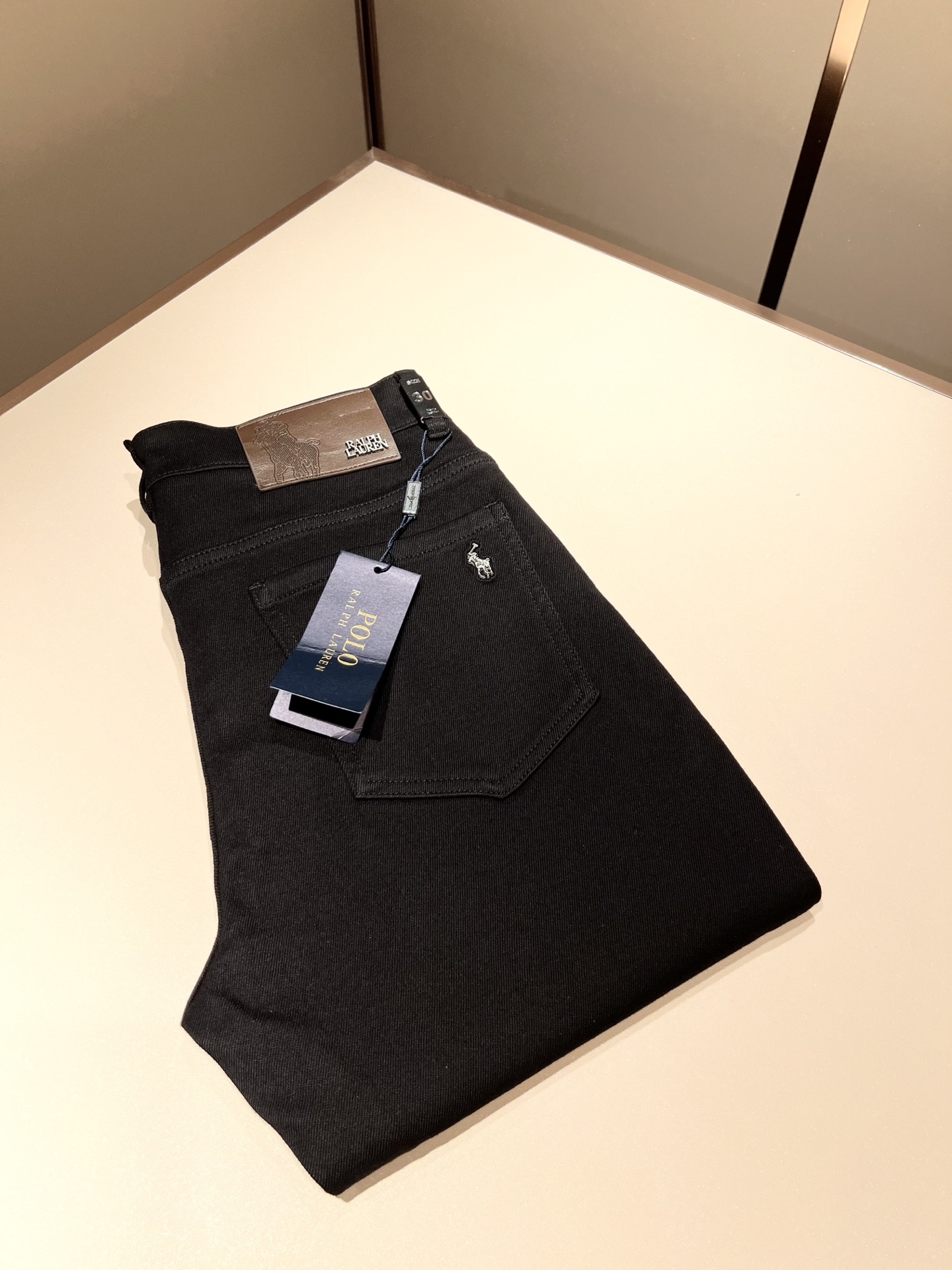 NO:525303,Paul POLOSPORT's new autumn and winter jeans are available at the same time in the counter!  Customized exclusive denim fabrics, customized original craft threads, design logo embroidery design!  Perfectly integrated with fashion and style, a top-notch fashionable style that perfectly suits the outside wear!  The overall feeling is natural!  The ultimate classic versatile short-sleeved T-shirt, the ultimate heavy industry and the ultimate perfection!  Fans who pursue high quality are please buy them by themselves, and all fans who know the goods are invited to appreciate this model together!  Size 29-38, jeans, T-shirt,tees, t-shirt,alexander wang19860909保罗POLOSPORT 秋冬新款牛仔裤,专柜同步发售！定制专属牛仔面料,定制原版工艺螺纹,设计标识logo刺绣设计！完美融入时尚还有风情感一款完美符合外穿的顶尖时髦气质款！整体给人浑然天成的感觉！极致经典的百搭型短袖T恤,极致的重工极致的完美！追求高品质的粉丝们请自行抢购,诚邀所有识货的粉丝一同鉴赏此款！尺码29-38,,jeans,T-shirt,tees，t-shirt,alexander wang,Men's clothing