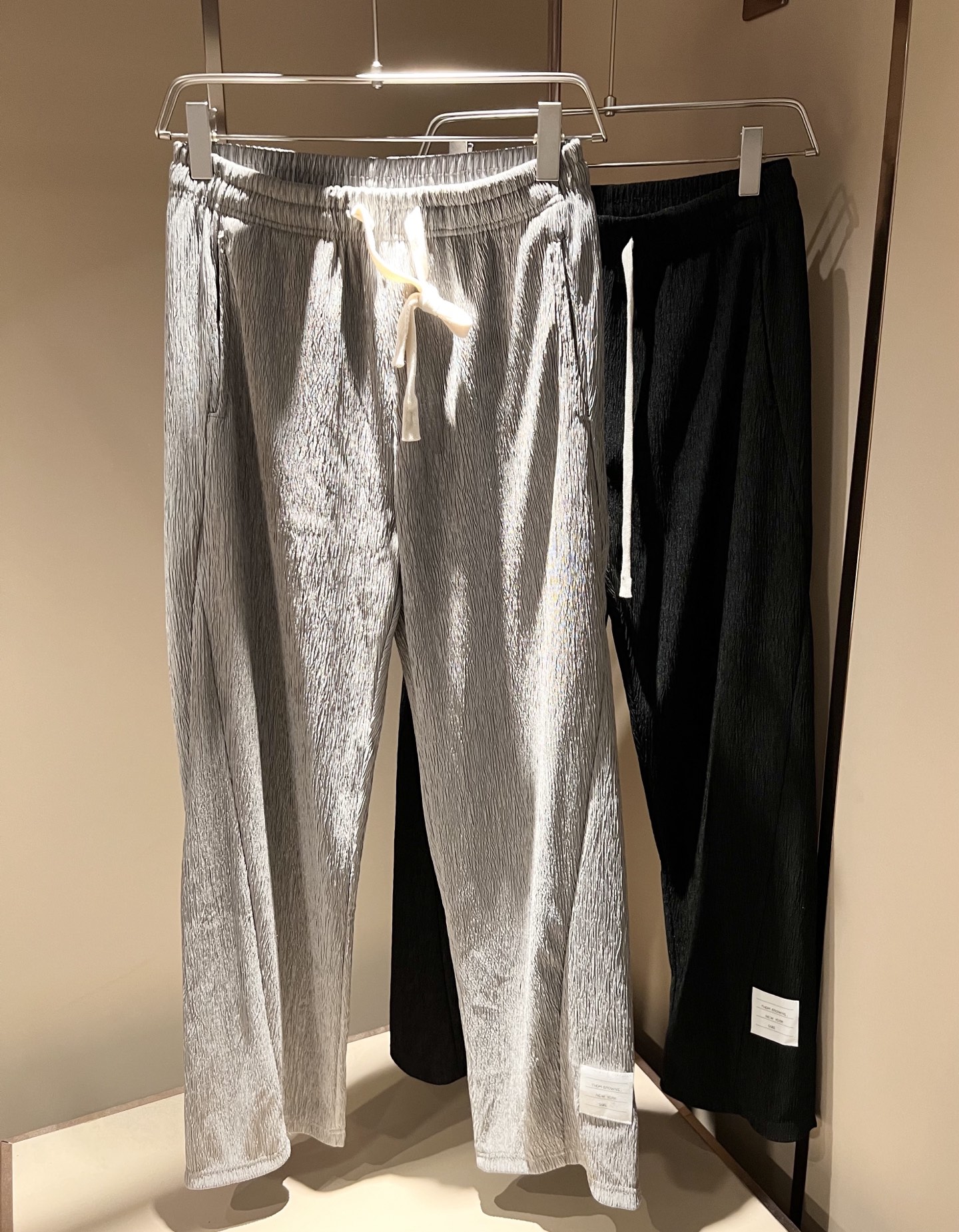 NO:525305,ThomBrow*e Tom*Long ~The new autumn product of men and women's same style casual pants, available on the official website at the same time, casual classic, unique design charm, very high-end, simple but not simple, new model of ready-to-wear!  The fabric is selected with unique pure cotton fabrics, which feels smooth and soft, textured, and has a strong sense of verticality. The upper body is smooth and not tight, and the sultry feeling caused by direct ultraviolet rays. The design logo webbing design!  The style is harmonious and unified, with the ultimate craftsmanship level. The side is very unique and tailored, very flavorful, delicate and comfortable to wear, showing sports vitality and exquisite details. The classic and perfect layout design shows fashion vitality in daily leisure life. Improve men's charm and style and achieve high-end models. Size M-4XL, alexander wang19860909ThomBrow*e汤姆*朗 ~秋季新品男女同款休闲裤,官网同步有售,休闲经典,独特设计魅力,非常高端,简约不简单,成衣新典范！面料精选独特纯棉面料,手感光滑柔软,有质感,有很强的垂直感,上身爽滑不紧绷,紫外线直射造成的闷热感,设计标识织带设计！风格和谐统一,极致工艺水平.侧面非常独特裁剪设计风格,非常有味道,精致细腻,好穿舒适,展现运动活力,细节考究.经典完美版型设计,日常休闲生活中展现时尚活力.提升男士魅力格调,成就高端典范.尺码M-4XL,,alexander wang,Men's clothing