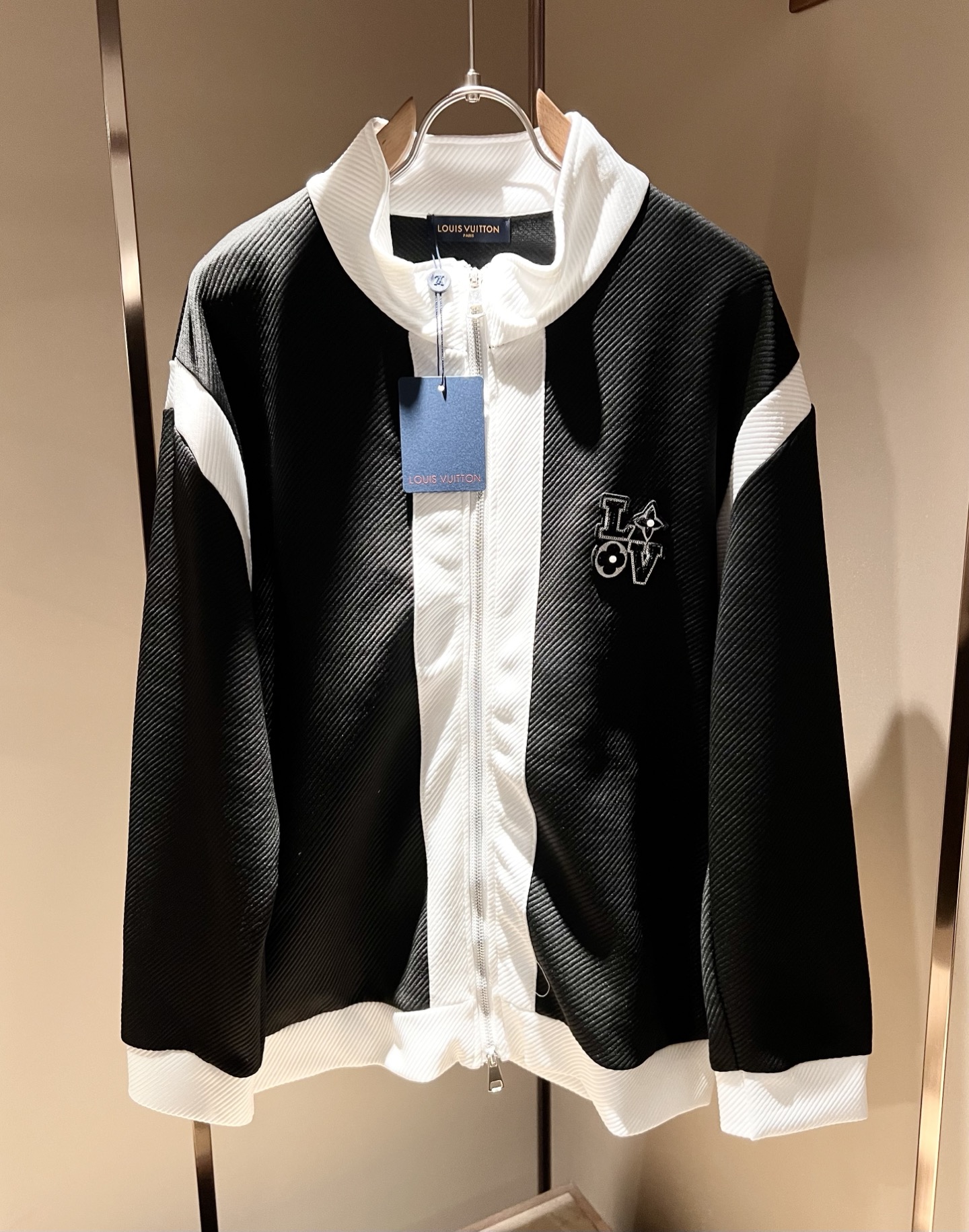 NO:525315,Louis Vuit*on Louis Family New autumn and winter suits, light luxury casual suits, same style for men and women!  The new high-end Louis family, the details are always flawless, and creative designs are emerging one after another. If you don’t buy a few pieces of Louis this fall and winter, you can’t be considered a fashion expert. The logo logo pattern embroidery design!  The iconic elements of Louis are really something that everyone loves. They are super soft and resilient, from world-class trade-level OEM channels, with extremely rare quantity and no help in selling out. They are clean and neat. This is the special skill of the Louis family and the latest craftsmanship this quarter. The degree of meticulousness has reached the top, and the loose cut style design is unique. It is a fusion of luxury and fashion!  Size M-3XL, louis vuitton,louis vuitton,alexander wang19860909Louis Vuit*on 路易家族 秋冬新款套装,轻奢休闲套装,男女同款装饰！路易家族的新高端,细节品质永远的那么完美无瑕,创意设计层出不穷.今年秋冬季节没有入手几件路易你算不上时尚达人.衣身标识logo图案刺绣设计！诠释路易的标志性元素,实属人见人爱的东西.超级柔软且具有韧性,来自世界级贸易级别的代工厂渠道,数量极其稀少售完无补.干净俐落.这是路易家族的看家绝活也是本季度的最新工艺.细致化程度已经达到顶端了,宽松剪裁的版型设计堪称一绝.属于奢华与时尚的融合！尺码M-3XL,,louis vuitton,louis vuitton,alexander wang,Men's clothing