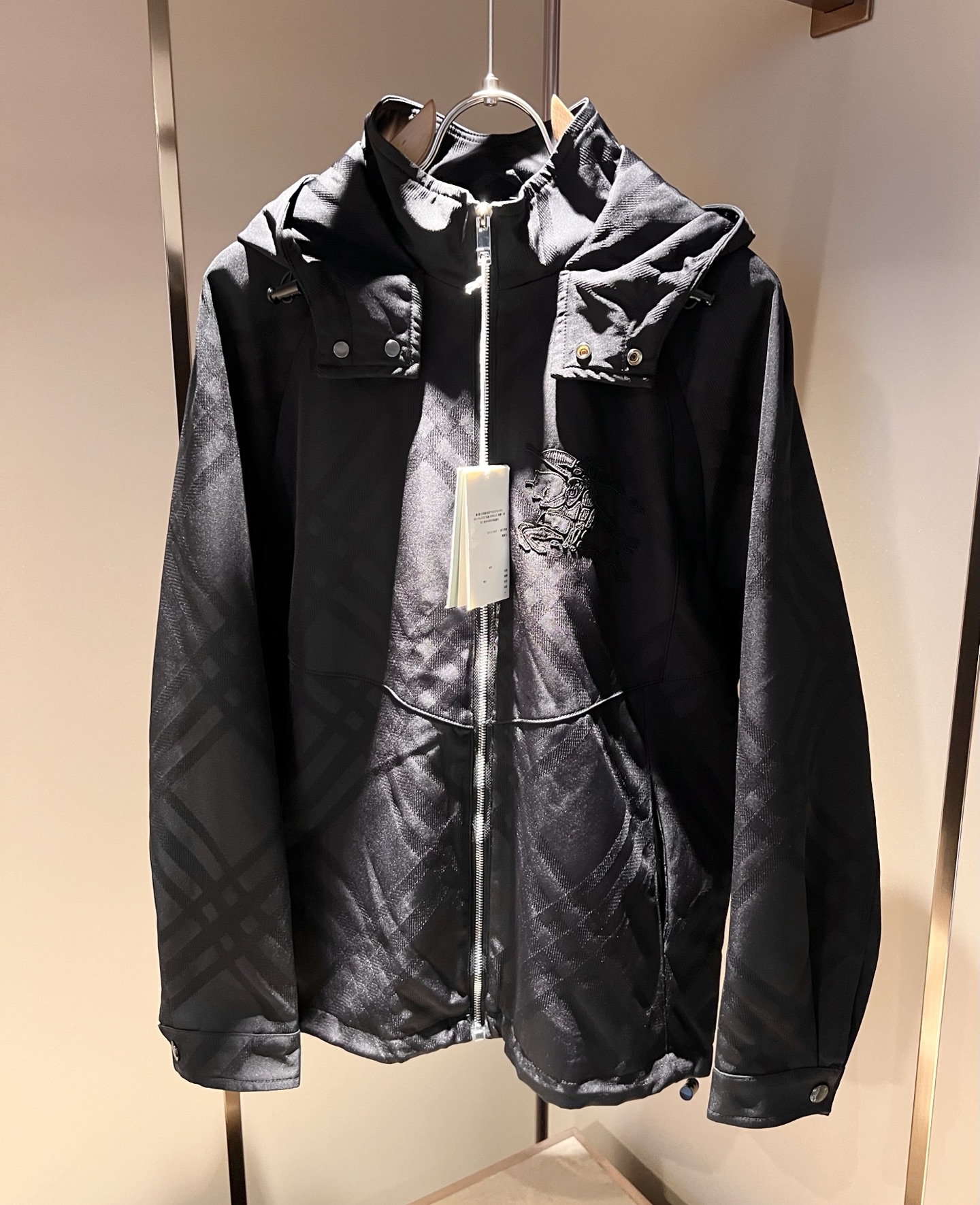 NO:525322,BURBER*Y BAR*Li’s new autumn and winter jacket is coming, and it is made of a popular environmentally friendly polyester fiber fabric recently. It is a high-end outdoor sports and leisure series, which is very popular and sports trend!  The latest special material developed by BUR, memory fabric, is also called memory cloth, which refers to fabrics with morphological memory functions and chest logo pattern design!  Selling all versions on the market in seconds is not a level at all. Whether it is material, detail restoration and craftsmanship, you are not afraid of any challenges. Just to contribute wonderful products to everyone. As always, it is consistent. A style that implements the core concept of BUR tightly ties the plaid and fashion, always maintains perfection, a simple but not simple design style perfectly meets the outfit you need in daily life. Size: M-3XL, burberry, jackets & coats, jackets & coats, alexander wang19860909BURBER*Y巴*莉秋冬新品夹克外套重磅来袭,最近比较火热的环保聚酯纤维面料制作而成,高端户外运动休闲系列,非常火热运动风潮！BUR最新研发的特殊材质,记忆面料也叫记忆布,是指具有形态记忆功能的面料,胸前logo图案设计！秒杀市面上一切版本,只能说根本就不是一个级别的存在,不管是材质还是细节还原度以及工艺制作方面,不惧任何挑战,只为给大家奉献绝妙产物一如既往,始终如一,贯彻了BUR核心理念的一个款式将格纹与时尚紧紧的捆绑在一起,时刻保持完美,简约而不简单的的设计风格,完美的满足了你日常所需要的穿搭.尺码:M-3XL,,burberry,jackets & coats,jackets & coats,alexander wang,Men's clothing