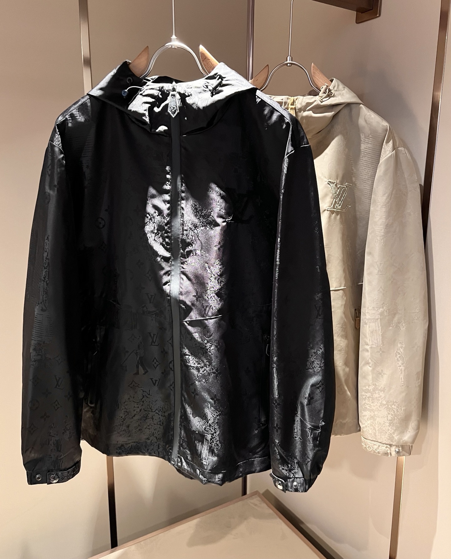 NO:525316,Louis Vuit*on Louis Vuit*on New light luxury Monogram three-dimensional dark pattern craftsman and lesbian jackets!  The new high-end Louis family, the details and quality are always flawless, and creative designs are emerging one after another. If you don’t buy a few Louis items this fall and winter, you are not considered a fashion expert. Monogram patterns are unparalleled, interpreting Louis’s iconic elements, which are really something that everyone loves. The top-quality technology polyester fabric is made of super soft and tough, and has excellent breathability. From world-class trade-level OEM channels, the quantity is extremely rare and sold out without help. The 'Dou Brand' produces preschool items every year!  The original logo presents an extraordinary texture and is clean and neat. This is the Louis family's unique skill and the latest craftsmanship this season. The degree of meticulousness has reached the top, and the loose three-dimensional tailoring design is unique. It is a fusion of luxury and fashion!  Size M-3XL, louis vuitton,louis vuitton,louis vuitton,jackets & coats,jackets & coats,alexander wang19860909Louis Vuit*on 路易*登 秋冬新款轻奢Monogram立体暗纹工艺男女同款夹克外套！路易家族的新高端,细节品质永远的那么完美无瑕,创意设计层出不穷.今年秋冬季节没有入手几件路易你算不上时尚达人.Monogram图案无与伦比,诠释路易的标志性元素,实属人见人爱的东西.顶级的科技聚酯纤维面料打造,超级柔软且具有韧性,透气感也是绝佳.来自世界级贸易级别的代工厂渠道,数量极其稀少售完无补.“驴牌”每年都会出的老花单品！原版Logo呈现不一般的质感,干净俐落.这是路易家族的看家绝活也是本季度的最新工艺.细致化程度已经达到顶端了,宽松立体剪裁的版型设计堪称一绝.属于奢华与时尚的融合！尺码M-3XL,,louis vuitton,louis vuitton,louis vuitton,jackets & coats,jackets & coats,alexander wang,Men's clothing