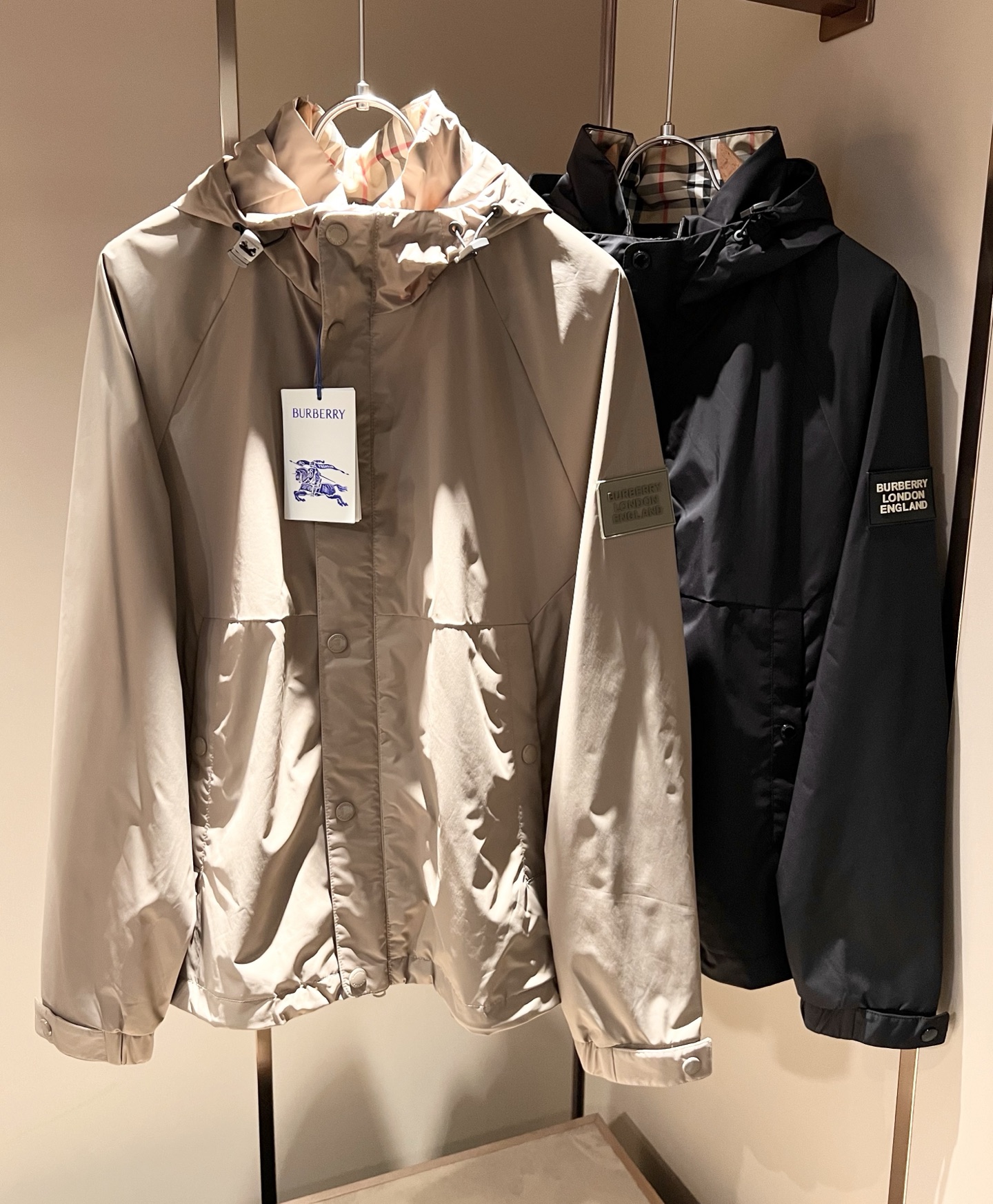 NO:525320,BURBER*Y BAR*Li’s new autumn and winter jacket is coming, and it is made of a popular environmentally friendly polyester fiber fabric recently. It is a high-end outdoor sports and leisure series, which is very popular and sports trend!  The latest special material developed by BUR, memory fabric, is also called memory cloth, which refers to fabrics with morphological memory functions, sleeve logo pattern badge design!  Selling all versions on the market in seconds is not a level at all. Whether it is material, detail restoration and craftsmanship, you are not afraid of any challenges. Just to contribute wonderful products to everyone. As always, it is consistent. A style that implements the core concept of BUR tightly ties the plaid and fashion, always maintains perfection, a simple but not simple design style perfectly meets the outfit you need in daily life. Size: M-3XL, burberry, jackets & coats, jackets & coats, alexander wang19860909BURBER*Y巴*莉秋冬新品夹克外套重磅来袭,最近比较火热的环保聚酯纤维面料制作而成,高端户外运动休闲系列,非常火热运动风潮！BUR最新研发的特殊材质,记忆面料也叫记忆布,是指具有形态记忆功能的面料,袖子logo图案徽章设计！秒杀市面上一切版本,只能说根本就不是一个级别的存在,不管是材质还是细节还原度以及工艺制作方面,不惧任何挑战,只为给大家奉献绝妙产物一如既往,始终如一,贯彻了BUR核心理念的一个款式将格纹与时尚紧紧的捆绑在一起,时刻保持完美,简约而不简单的的设计风格,完美的满足了你日常所需要的穿搭.尺码:M-3XL,,burberry,jackets & coats,jackets & coats,alexander wang,Men's clothing