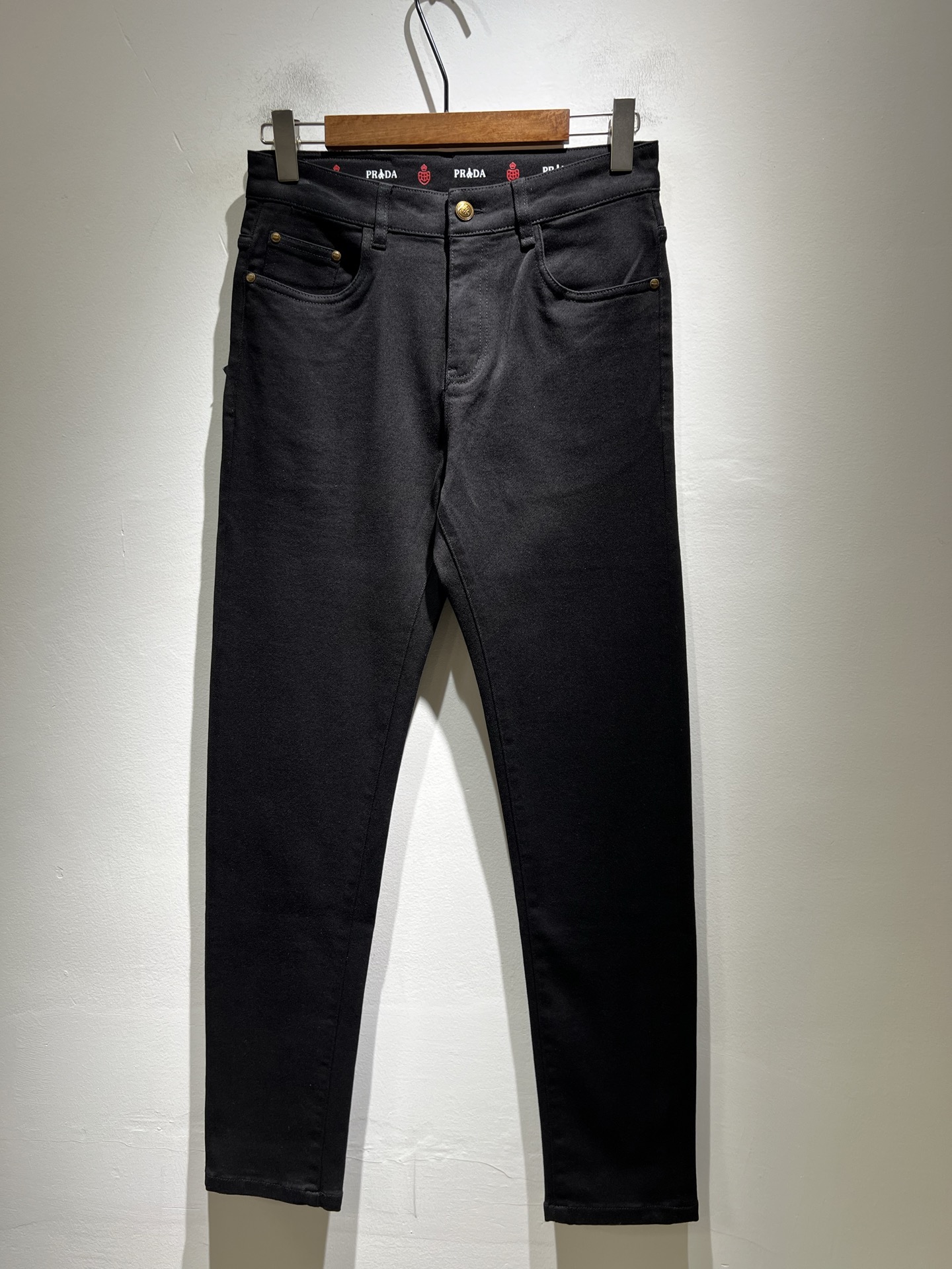 NO:528631,PRA*DA Prada 2025 autumn and winter new products are on sale!  Denim is high-end, versatile and pragmatic, and not sensational!  Limited editions in Hong Kong, Macao and Taiwan!  !  Three-dimensional cut cotton material!  The Taiwan foreign trade company undertakes the exquisite and delicate materials, which seems to be Prada's patented high-quality custom-made original hardware logo design!  Not only in the material, color and style, the life philosophy behind the design just fits the dual mentality of modern people's pursuit of personal practicality and fashion aesthetics, and achieves a perfect balance between function and aesthetics. It is not only the display of fashion trends, but also the ultimate of modern aesthetics. P's vision does not limit the indispensable components of the core value of fashion brands, another alternative to mature styles and sizes 29-40, prada, prada, alexander wang19860909PRA*DA 普拉达 2025秋冬新品发售！牛仔高级百搭实用主义不哗众取宠！港澳台地区限定款！！立体裁剪纯棉材质！台湾外贸公司承接、材质精致细腻似乎是普拉达专利品质上乘 定制原版五金logo设计！不仅在材料、颜色与款式工夫,设计背后的生活哲学正巧契合现代人追求切身实用与流行美观的双重心态,在机能与美学之间取得完美平衡,不但是时尚潮流的展现,更是现代美学的极致.P的视野并没有局限时尚品牌核心价值中不可或缺的组成部分、的另一种选择替代风格成熟、尺码29-40,,prada,prada,alexander wang,Men's clothing