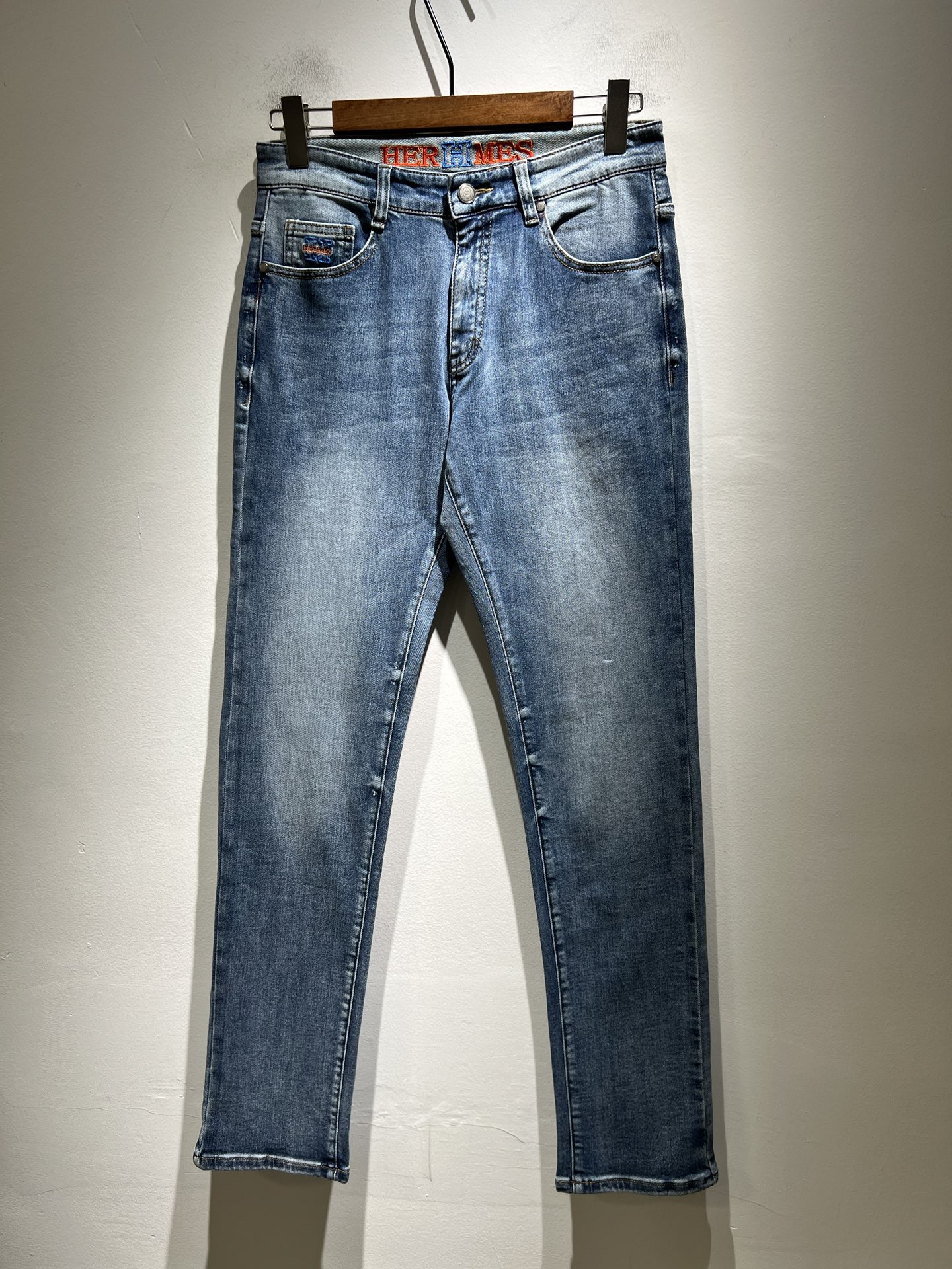 NO:537280,HERM*S AXS 2025 Autumn and Winter Men's High-end Tanning Washed Small Straight Jeans Overseas Trading Company Channel Order!  Men's slim straight jeans!  Shanghai Henglong store is on sale!  It is high-end, simple, and has exquisite craftsmanship and materials. It is very rigorous and demanding in pursuit of quality. It uses every detail to prove its brand image!  The typical essence of H's home, with a very representative logo design!  The brand image of H's home is perfectly explained, and the signature leather brand is also quite amazing. It has built a brand LOGO, and the fabric has been perfectly transformed and sublimated. It has a heavy environmentally friendly plant enzyme washing process. The texture has a unique retro style and is quite outstanding. It is recognized as a universal and versatile color number and can withstand the test of any season.  Well-tailed, clean, refreshing and neat!  Size 29-40, hermes, jeans, alexander wang19860909HERM*S爱*仕 2025秋冬男士高端丹宁水洗小直筒牛仔裤 海外贸易公司渠道订单 ！男士修身直筒牛仔裤！上海恒隆店在售！高级、简约,工艺和用料方面都颇为考究,对于品质的追求非常严谨和苛刻,用每一个细节来力证自身品牌形象！H家的典型精髓,极具代表性标志logo腰牌设计！将H家的品牌形象完美阐释出来,招牌式的皮牌亦颇为惊艳,构建出品牌LOGO,面料得到完美蜕变和升华,重磅环保植物酵素水洗工艺,肌理有着独特的复古风格,相当出彩,公认的万能百搭色号,经得住任何季节的考验配色！剪裁精良,干净清爽且利落！尺码29-40,,hermes,jeans,alexander wang,Men's clothing