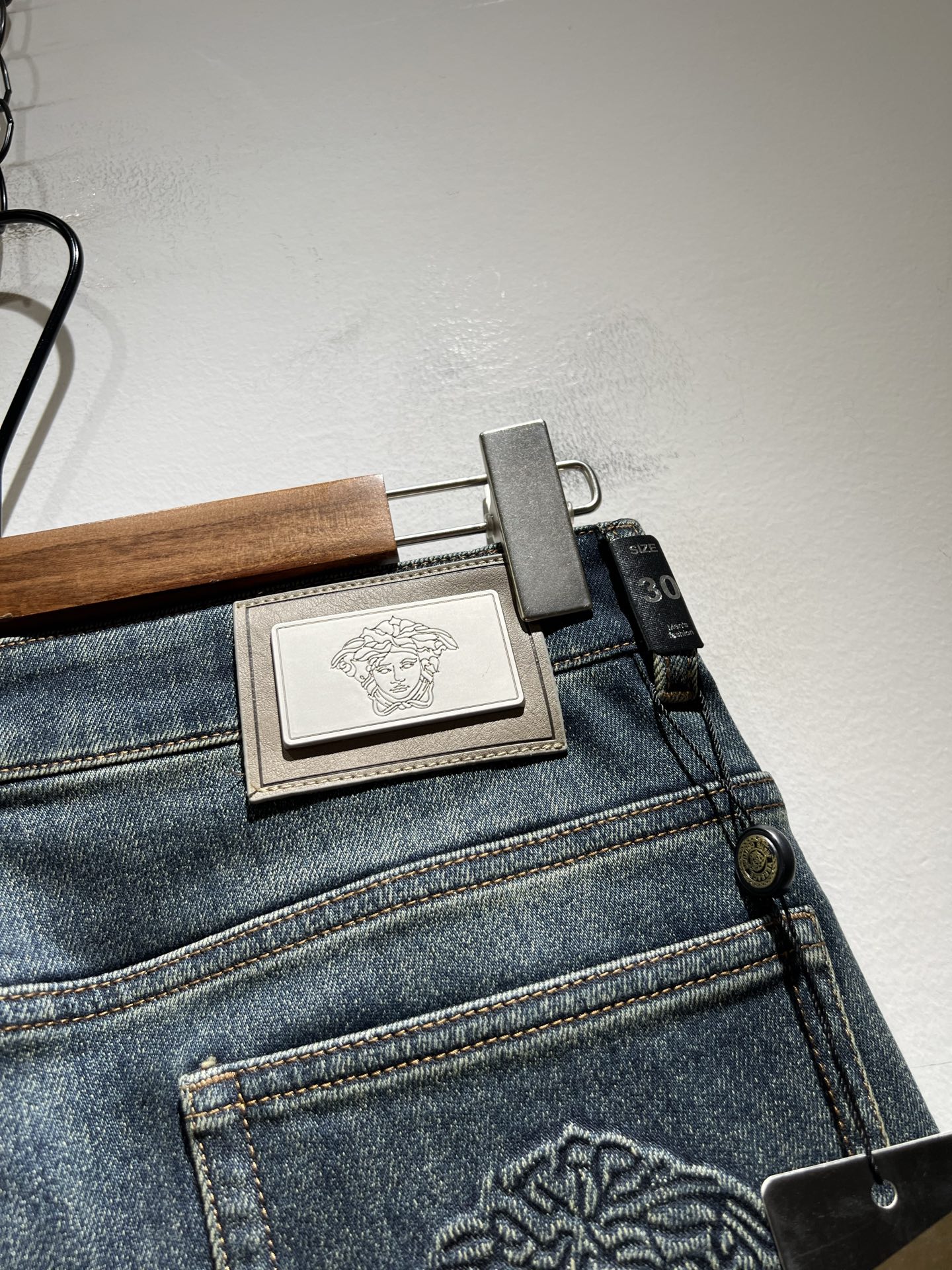 Versa*e范*哲 2025秋冬新款经典男士休闲牛仔裤、代工厂出品，出口欧美订单，2025官柜同步发售