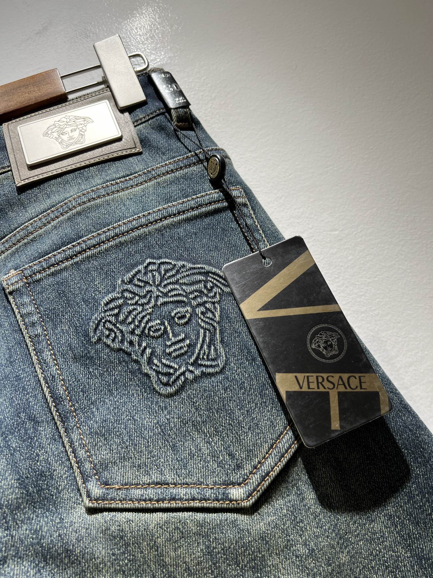 Versa*e范*哲 2025秋冬新款经典男士休闲牛仔裤、代工厂出品，出口欧美订单，2025官柜同步发售