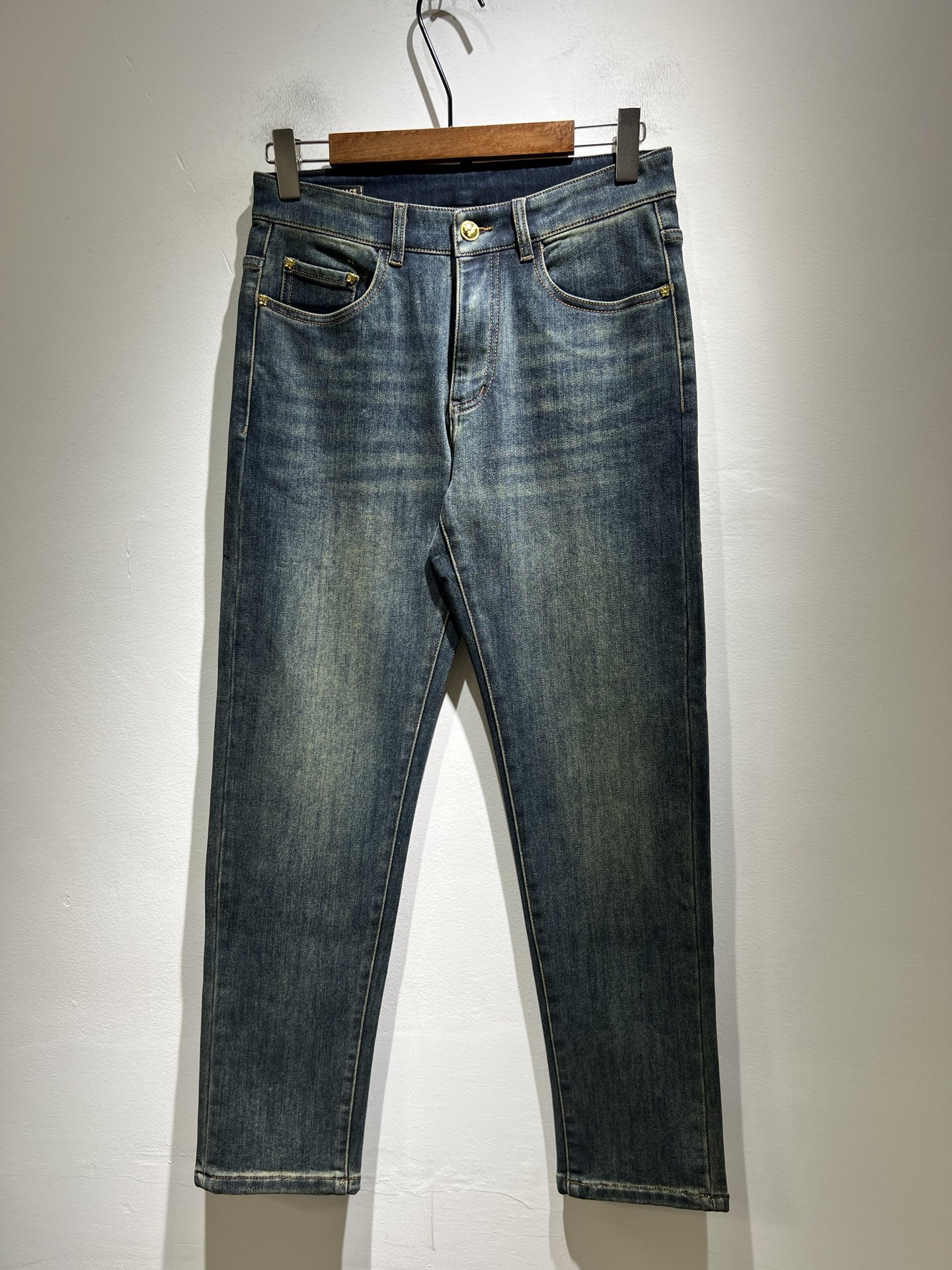 NO:531920,Versa*e Fan*zhe, a new autumn and winter classic men's casual jeans, produced by OEM, exported to European and American orders, and is available for sale at the same time as the official cabinet!  !  Customers supply Turkish denim, soft texture and comfortable to wear, the fabric has been washed and polished with heavy industry, giving it a more fashionable personality. Medusa avatar logo waist brand design!  Pocket brand logo embroidery design!  Show off a modern attitude with unrestrained personality and highlight the recognition of the brand!  The details are perfectly crafted, with a small straight and natural slim fit, and the upper body effect is particularly good. It is a really difficult jeans!  !  Size 30-40, versace, jeans, alexander wang19860909Versa*e范*哲 秋冬新款经典男士休闲牛仔裤、代工厂出品,出口欧美订单,官柜同步发售！！客供土耳其牛仔布、质地柔软、穿着舒适,面料经重工洗水打磨、呈现个性更时尚.美杜莎头像logo腰牌设计！口袋品牌logo刺绣设计！彰显个性不羁的摩登态度.突出品牌的辨识度！细节做工完美,小直筒、自然修身版型,上身效果特别棒,真正难的一款牛仔裤！！尺码30-40,,versace,jeans,alexander wang,Men's clothing