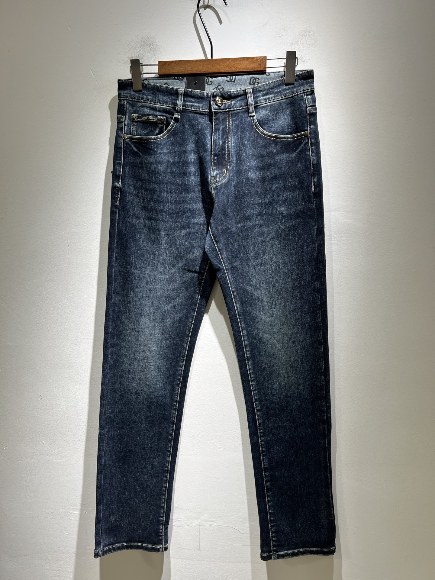 NO:537277,Dolce & Dolce*na 2025 autumn and winter new jeans, wash and naturally not easy to deform and decolorize, three-dimensional tailoring, perfectly shaped fabric, comfortable and soft, and casually matched, comfortable means its interpretation of fashion and leisure. DG's consistent style reflects the brand's pursuit of quality, with a bit of hedonist flavor, pays great attention to details, likes everything that is not formulaic, pursues freedom, Dolce & GABB*NA's style is very unique. At the beginning of the business, it insists on making plates and designing logo logo designs!  For the fashion industry that paid attention to the show at that time, it was quite unique. Size 29-40, Dolce & Gabbana, Dolce & Gabbana, jeans, alexander wang19860909Dolce & 杜嘉*纳 2025秋冬新品牛仔裤,水洗处理自然不易变形脱色、立体剪裁完美塑形面料质舒适柔软随意搭配、舒适代表它对时尚休闲的诠释是DG一贯作风细节处体现这个品牌对品质的追求,带点享乐主义者的味道,非常注重细节,喜欢一切非公式化的东西,追求自由杜嘉班纳 (DOLCE&GABB*NA) 的作风非常独特,创业之初坚持自己制版、设计标识logo腰牌设计！对于当时讲究排场的时装界,是相当独树一格的.尺码29-40,,Dolce&Gabbana,Dolce&Gabbana,jeans,alexander wang,Men's clothing